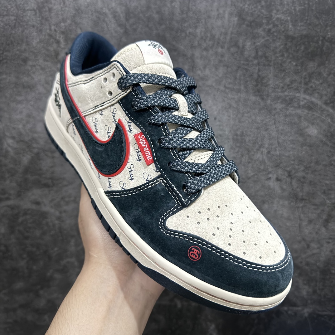 图片[3]-【定制版】Nk SB Dunk Low 斯图西联名-弹幕藏蓝勾 周年高端定制 低帮休闲板鞋 DQ1098-520rn#定制鞋盒 大厂纯原品质出货 超高清洁度 皮料切割干净无任何毛边 细节完美 r 尺码：36 36.5 37.5 38 38.5 39 40 40.5 41 42 42.5 43 44 44.5 45  编码：HXS340360-鞋库