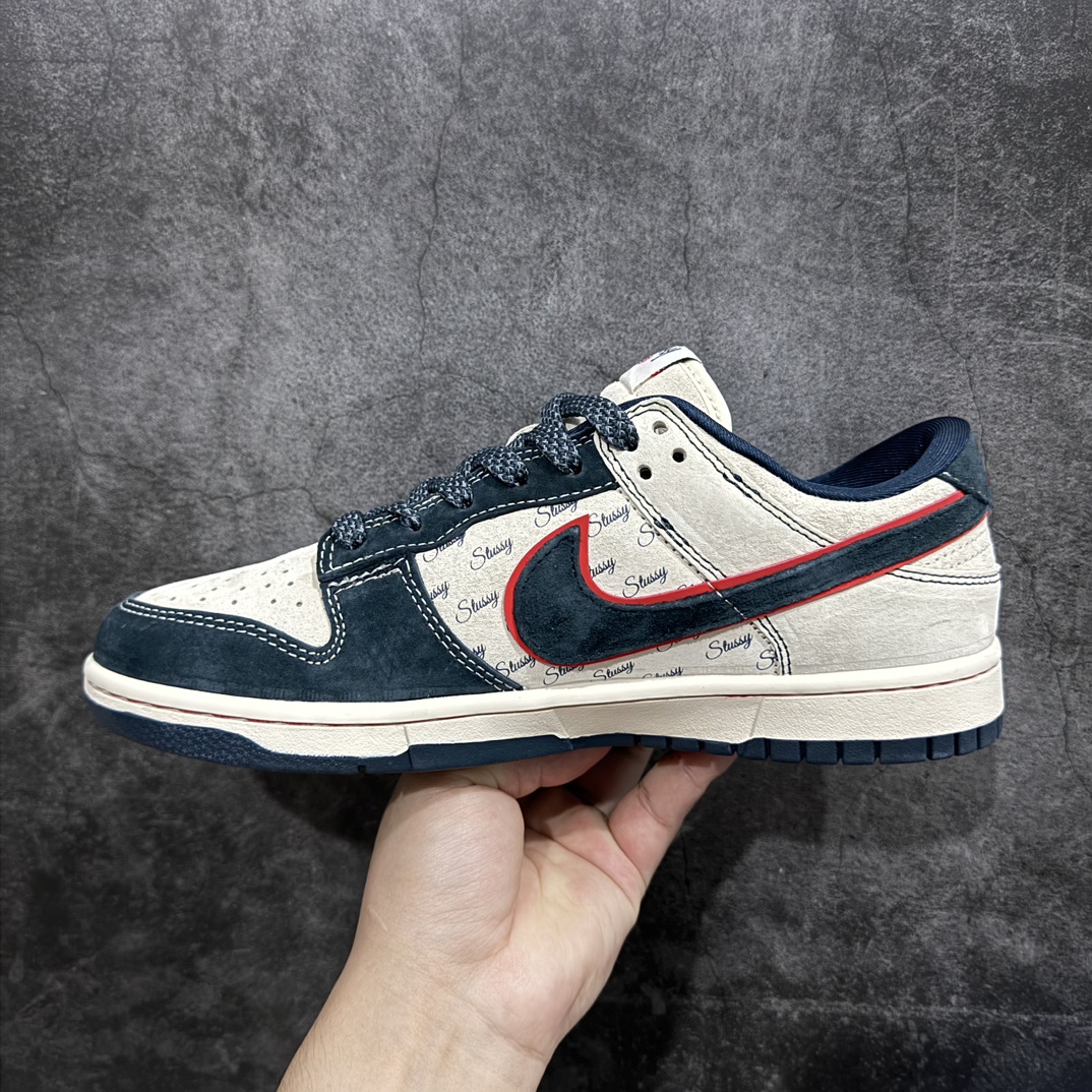 图片[2]-【定制版】Nk SB Dunk Low 斯图西联名-弹幕藏蓝勾 周年高端定制 低帮休闲板鞋 DQ1098-520rn#定制鞋盒 大厂纯原品质出货 超高清洁度 皮料切割干净无任何毛边 细节完美 r 尺码：36 36.5 37.5 38 38.5 39 40 40.5 41 42 42.5 43 44 44.5 45  编码：HXS340360-鞋库