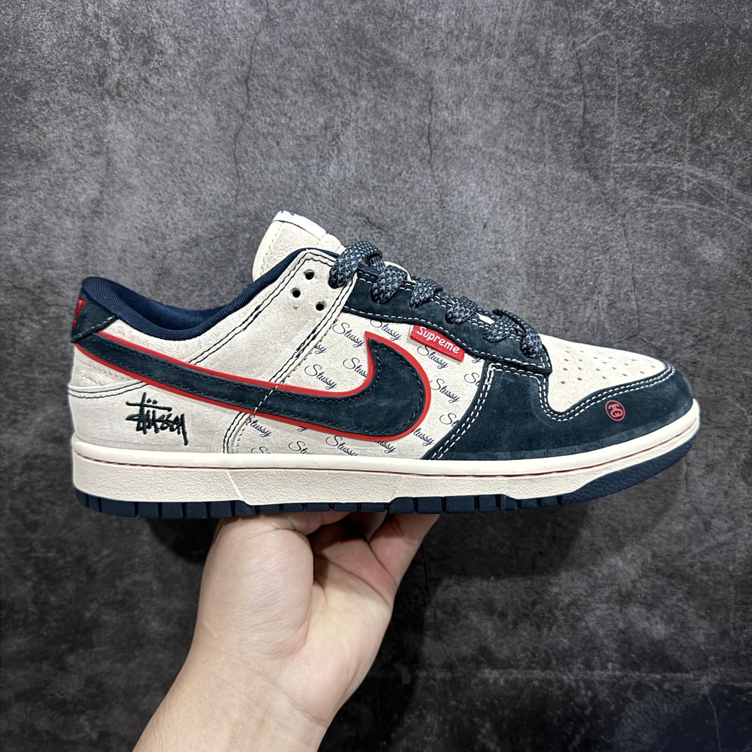 【定制版】Nk SB Dunk Low 斯图西联名-弹幕藏蓝勾 周年高端定制 低帮休闲板鞋 DQ1098-520rn#定制鞋盒 大厂纯原品质出货 超高清洁度 皮料切割干净无任何毛边 细节完美 r 尺码：36 36.5 37.5 38 38.5 39 40 40.5 41 42 42.5 43 44 44.5 45  编码：HXS340360-鞋库