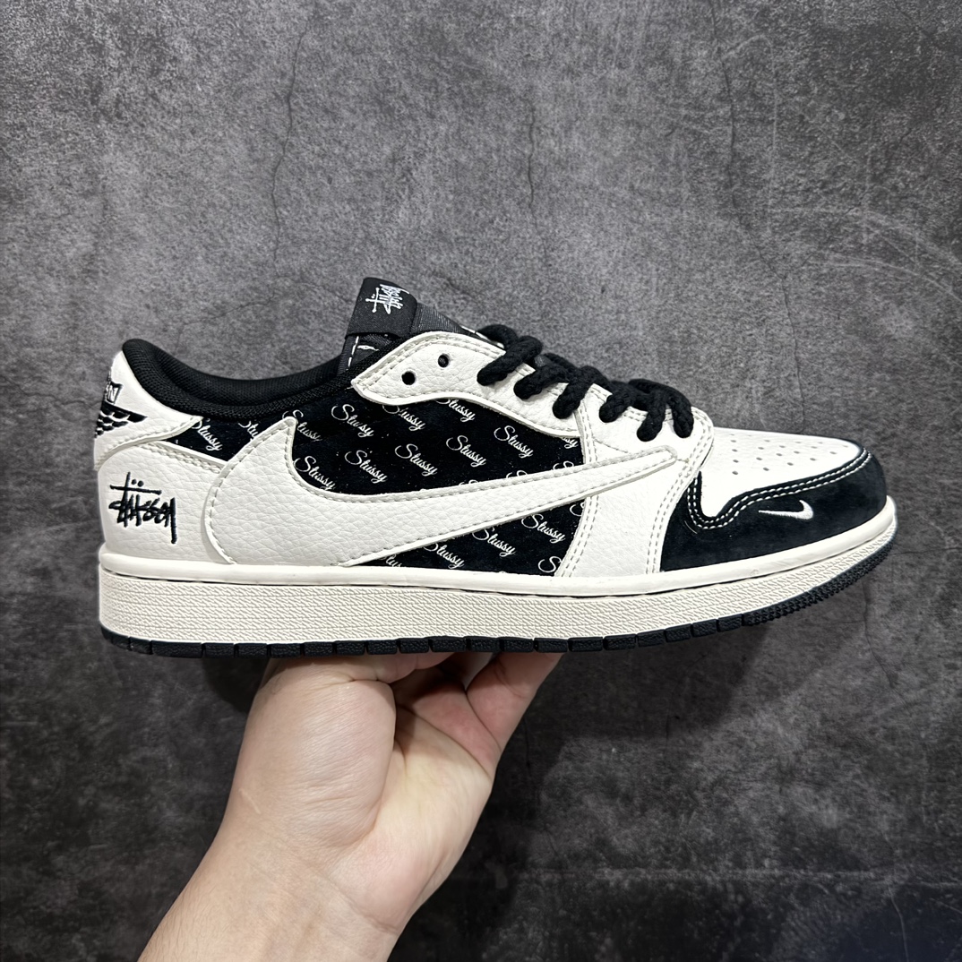 【定制版】Travis Scott x Fragment Design x Air Jordan 1 Low OG SP AJ1 乔1 斯图西联名-黑白英文 低帮文化休闲板鞋 SJ2068-128rn#多方联名合作融合了Travis Scott 独特的音乐风格，藤原浩个性的设计风格以及Jordan品牌的经典元素 使其成为一双具有独特身份和价值的鞋子 清新而立体的外观加上联名标识更突出了其独特身份 这种配色方案显示出活力和时尚感 在视觉上引人注目  鞋身的质感和细腻的细节处理使其显得高端而格调十足  这款“倒钩”联名是设计与创意完美结合  融合多方的个性风格是一款备受瞩目的潮流鞋款r 尺码：36 36.5 37.5 38 38.5 39 40 40.5 41 42 42.5 43 44 44.5 45  编码：HXS320340-鞋库