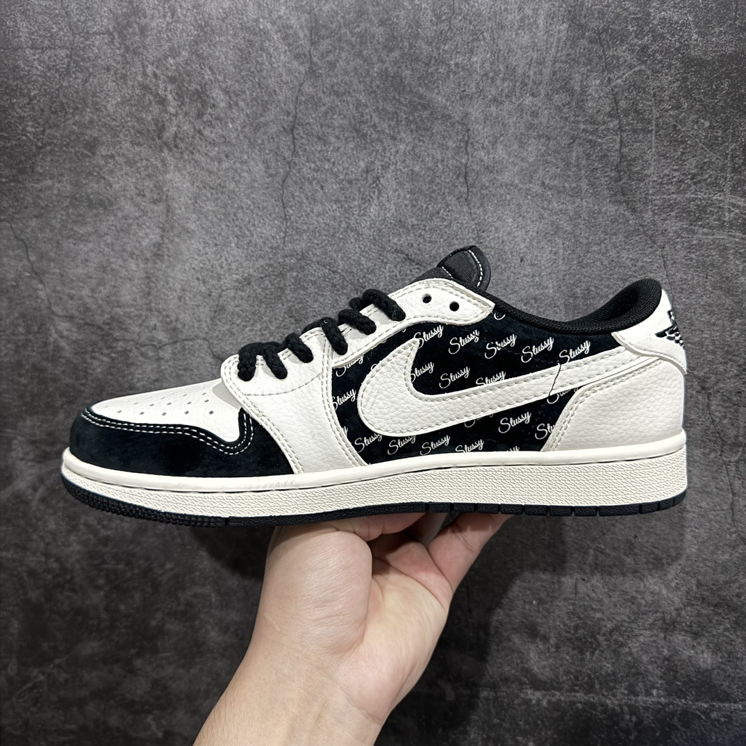 图片[2]-【定制版】Travis Scott x Fragment Design x Air Jordan 1 Low OG SP AJ1 乔1 斯图西联名-黑白英文 低帮文化休闲板鞋 SJ2068-128rn#多方联名合作融合了Travis Scott 独特的音乐风格，藤原浩个性的设计风格以及Jordan品牌的经典元素 使其成为一双具有独特身份和价值的鞋子 清新而立体的外观加上联名标识更突出了其独特身份 这种配色方案显示出活力和时尚感 在视觉上引人注目  鞋身的质感和细腻的细节处理使其显得高端而格调十足  这款“倒钩”联名是设计与创意完美结合  融合多方的个性风格是一款备受瞩目的潮流鞋款r 尺码：36 36.5 37.5 38 38.5 39 40 40.5 41 42 42.5 43 44 44.5 45  编码：HXS320340-鞋库