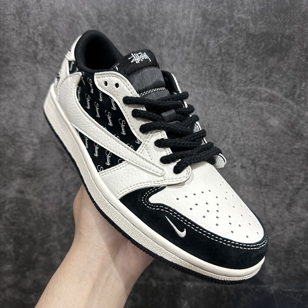 图片[3]-【定制版】Travis Scott x Fragment Design x Air Jordan 1 Low OG SP AJ1 乔1 斯图西联名-黑白英文 低帮文化休闲板鞋 SJ2068-128rn#多方联名合作融合了Travis Scott 独特的音乐风格，藤原浩个性的设计风格以及Jordan品牌的经典元素 使其成为一双具有独特身份和价值的鞋子 清新而立体的外观加上联名标识更突出了其独特身份 这种配色方案显示出活力和时尚感 在视觉上引人注目  鞋身的质感和细腻的细节处理使其显得高端而格调十足  这款“倒钩”联名是设计与创意完美结合  融合多方的个性风格是一款备受瞩目的潮流鞋款r 尺码：36 36.5 37.5 38 38.5 39 40 40.5 41 42 42.5 43 44 44.5 45  编码：HXS320340-鞋库