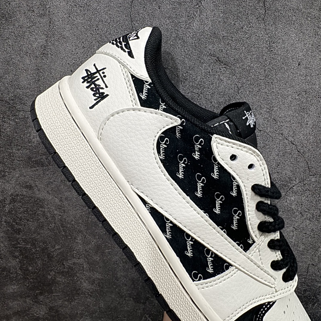 图片[7]-【定制版】Travis Scott x Fragment Design x Air Jordan 1 Low OG SP AJ1 乔1 斯图西联名-黑白英文 低帮文化休闲板鞋 SJ2068-128rn#多方联名合作融合了Travis Scott 独特的音乐风格，藤原浩个性的设计风格以及Jordan品牌的经典元素 使其成为一双具有独特身份和价值的鞋子 清新而立体的外观加上联名标识更突出了其独特身份 这种配色方案显示出活力和时尚感 在视觉上引人注目  鞋身的质感和细腻的细节处理使其显得高端而格调十足  这款“倒钩”联名是设计与创意完美结合  融合多方的个性风格是一款备受瞩目的潮流鞋款r 尺码：36 36.5 37.5 38 38.5 39 40 40.5 41 42 42.5 43 44 44.5 45  编码：HXS320340-鞋库