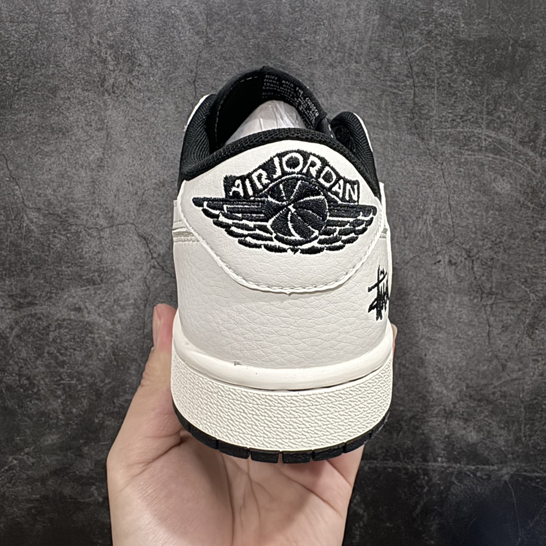 图片[4]-【定制版】Travis Scott x Fragment Design x Air Jordan 1 Low OG SP AJ1 乔1 斯图西联名-黑白英文 低帮文化休闲板鞋 SJ2068-128rn#多方联名合作融合了Travis Scott 独特的音乐风格，藤原浩个性的设计风格以及Jordan品牌的经典元素 使其成为一双具有独特身份和价值的鞋子 清新而立体的外观加上联名标识更突出了其独特身份 这种配色方案显示出活力和时尚感 在视觉上引人注目  鞋身的质感和细腻的细节处理使其显得高端而格调十足  这款“倒钩”联名是设计与创意完美结合  融合多方的个性风格是一款备受瞩目的潮流鞋款r 尺码：36 36.5 37.5 38 38.5 39 40 40.5 41 42 42.5 43 44 44.5 45  编码：HXS320340-鞋库