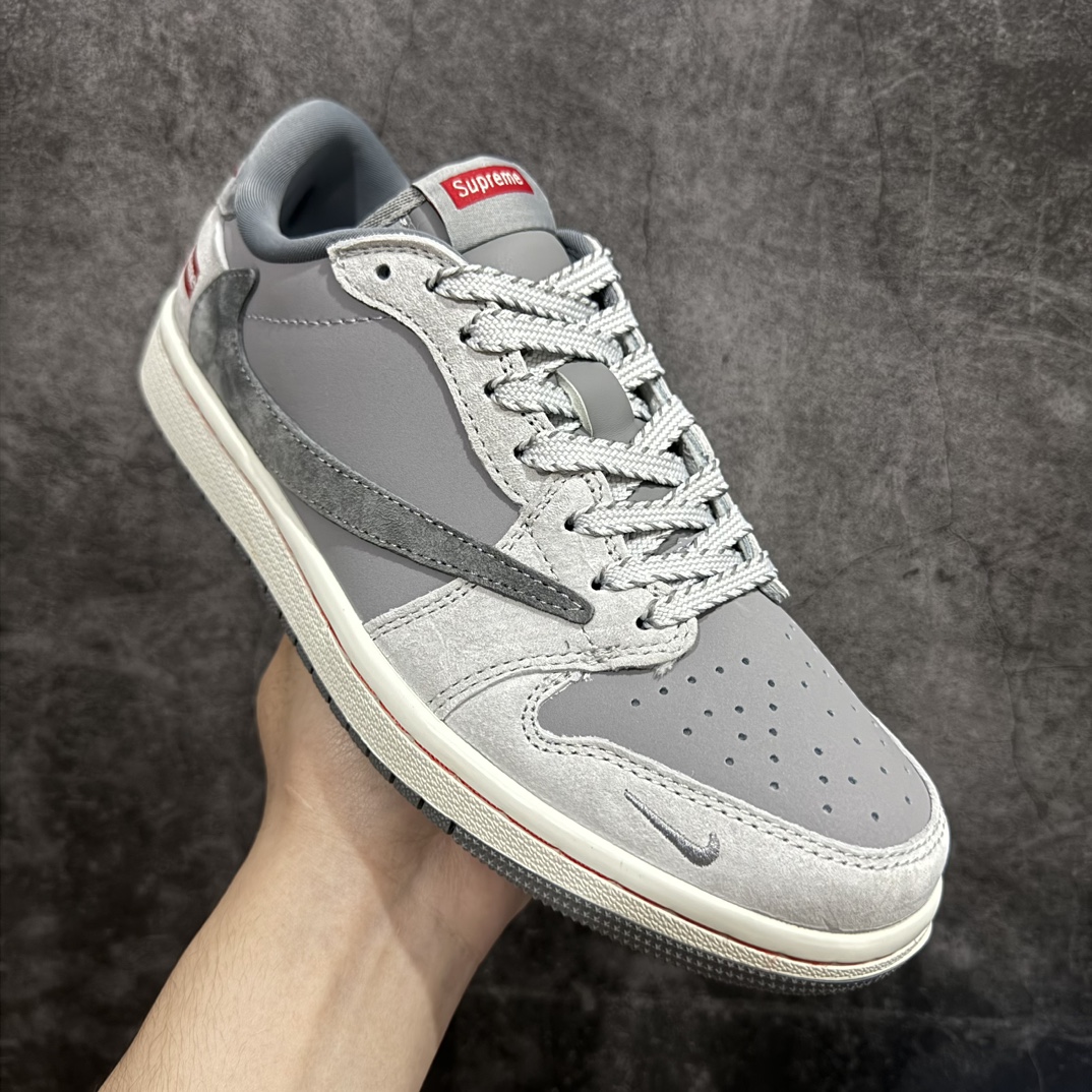 图片[3]-【定制版】Travis Scott x Fragment Design x Air Jordan 1 Low OG SP AJ1 乔1 Supreme联名-牛角灰 低帮文化休闲板鞋 JH6089-005rn#多方联名合作融合了Travis Scott 独特的音乐风格，藤原浩个性的设计风格以及Jordan品牌的经典元素 使其成为一双具有独特身份和价值的鞋子 清新而立体的外观加上联名标识更突出了其独特身份 这种配色方案显示出活力和时尚感 在视觉上引人注目  鞋身的质感和细腻的细节处理使其显得高端而格调十足  这款“倒钩”联名是设计与创意完美结合  融合多方的个性风格是一款备受瞩目的潮流鞋款r 尺码：36 36.5 37.5 38 38.5 39 40 40.5 41 42 42.5 43 44 44.5 45  编码：HXS320340-鞋库