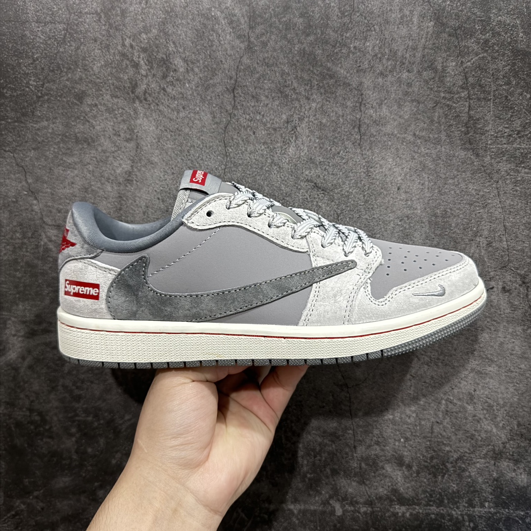 【定制版】Travis Scott x Fragment Design x Air Jordan 1 Low OG SP AJ1 乔1 Supreme联名-牛角灰 低帮文化休闲板鞋 JH6089-005rn#多方联名合作融合了Travis Scott 独特的音乐风格，藤原浩个性的设计风格以及Jordan品牌的经典元素 使其成为一双具有独特身份和价值的鞋子 清新而立体的外观加上联名标识更突出了其独特身份 这种配色方案显示出活力和时尚感 在视觉上引人注目  鞋身的质感和细腻的细节处理使其显得高端而格调十足  这款“倒钩”联名是设计与创意完美结合  融合多方的个性风格是一款备受瞩目的潮流鞋款r 尺码：36 36.5 37.5 38 38.5 39 40 40.5 41 42 42.5 43 44 44.5 45  编码：HXS320340-鞋库