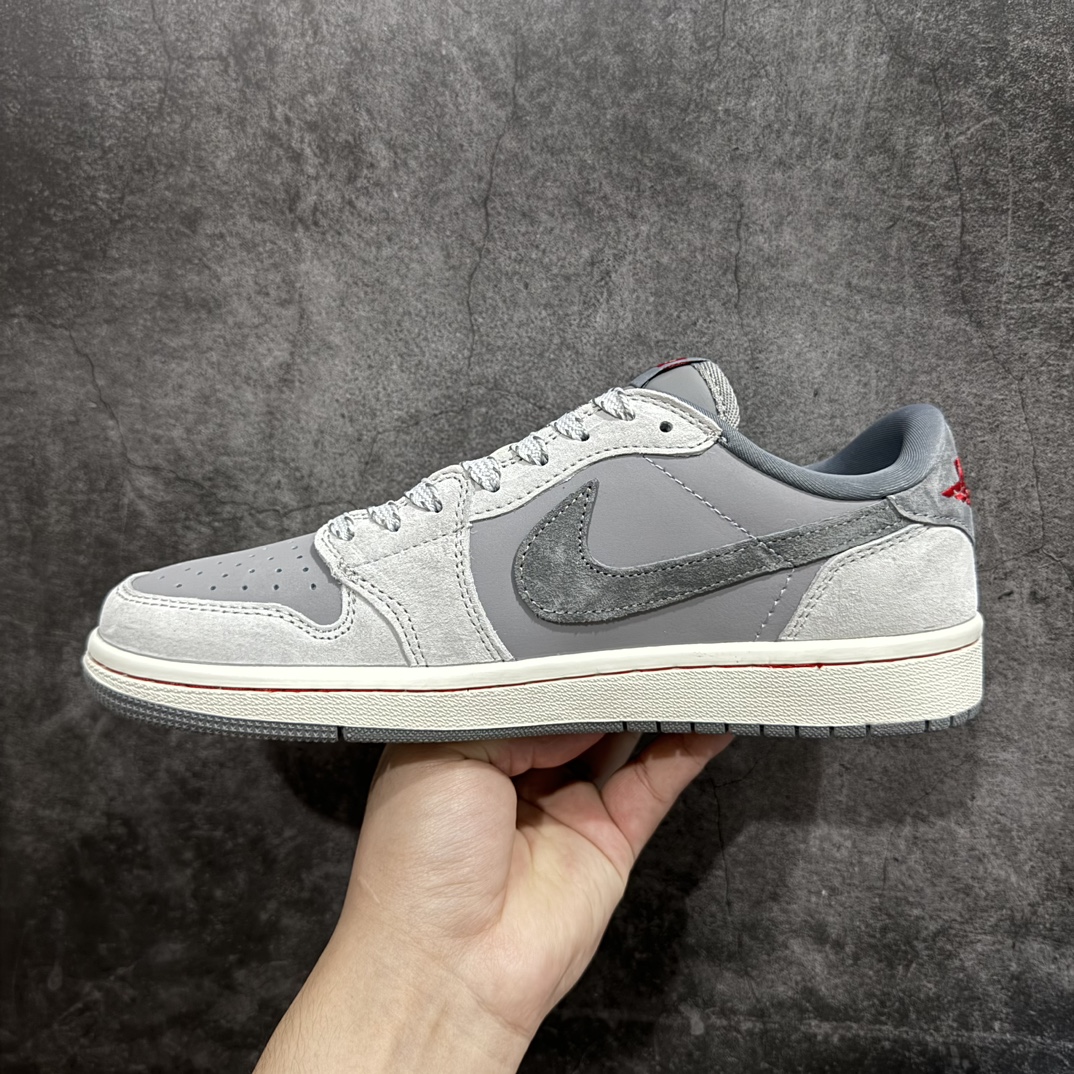 图片[2]-【定制版】Travis Scott x Fragment Design x Air Jordan 1 Low OG SP AJ1 乔1 Supreme联名-牛角灰 低帮文化休闲板鞋 JH6089-005rn#多方联名合作融合了Travis Scott 独特的音乐风格，藤原浩个性的设计风格以及Jordan品牌的经典元素 使其成为一双具有独特身份和价值的鞋子 清新而立体的外观加上联名标识更突出了其独特身份 这种配色方案显示出活力和时尚感 在视觉上引人注目  鞋身的质感和细腻的细节处理使其显得高端而格调十足  这款“倒钩”联名是设计与创意完美结合  融合多方的个性风格是一款备受瞩目的潮流鞋款r 尺码：36 36.5 37.5 38 38.5 39 40 40.5 41 42 42.5 43 44 44.5 45  编码：HXS320340-鞋库