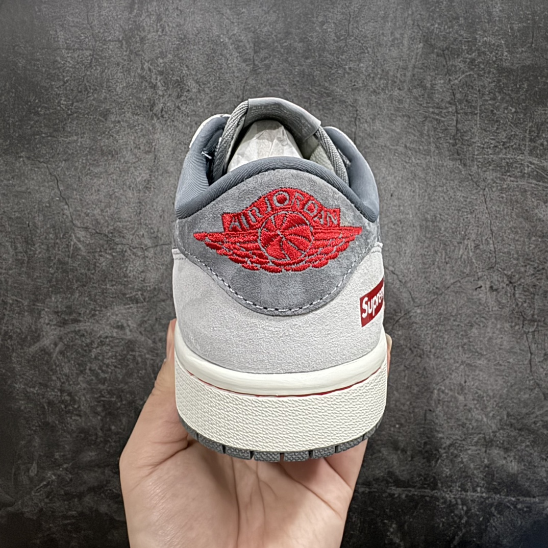 图片[4]-【定制版】Travis Scott x Fragment Design x Air Jordan 1 Low OG SP AJ1 乔1 Supreme联名-牛角灰 低帮文化休闲板鞋 JH6089-005rn#多方联名合作融合了Travis Scott 独特的音乐风格，藤原浩个性的设计风格以及Jordan品牌的经典元素 使其成为一双具有独特身份和价值的鞋子 清新而立体的外观加上联名标识更突出了其独特身份 这种配色方案显示出活力和时尚感 在视觉上引人注目  鞋身的质感和细腻的细节处理使其显得高端而格调十足  这款“倒钩”联名是设计与创意完美结合  融合多方的个性风格是一款备受瞩目的潮流鞋款r 尺码：36 36.5 37.5 38 38.5 39 40 40.5 41 42 42.5 43 44 44.5 45  编码：HXS320340-鞋库