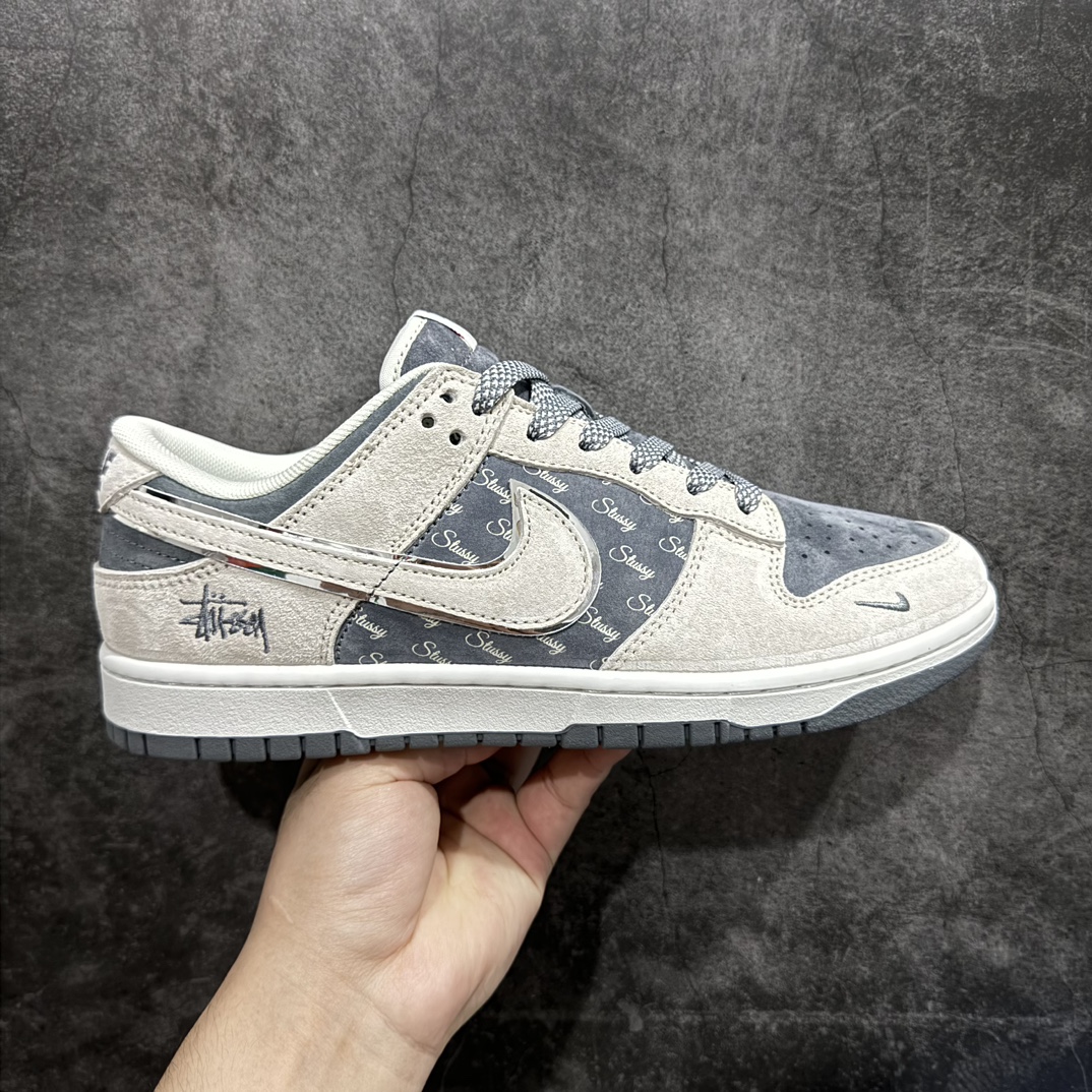 【定制版】Nk SB Dunk Low 斯图西联名-气质灰 周年高端定制 低帮休闲板鞋 XX2025-578rn#定制鞋盒 大厂纯原品质出货 超高清洁度 皮料切割干净无任何毛边 细节完美 r 尺码：36 36.5 37.5 38 38.5 39 40 40.5 41 42 42.5 43 44 44.5 45  编码：HXS340360-鞋库