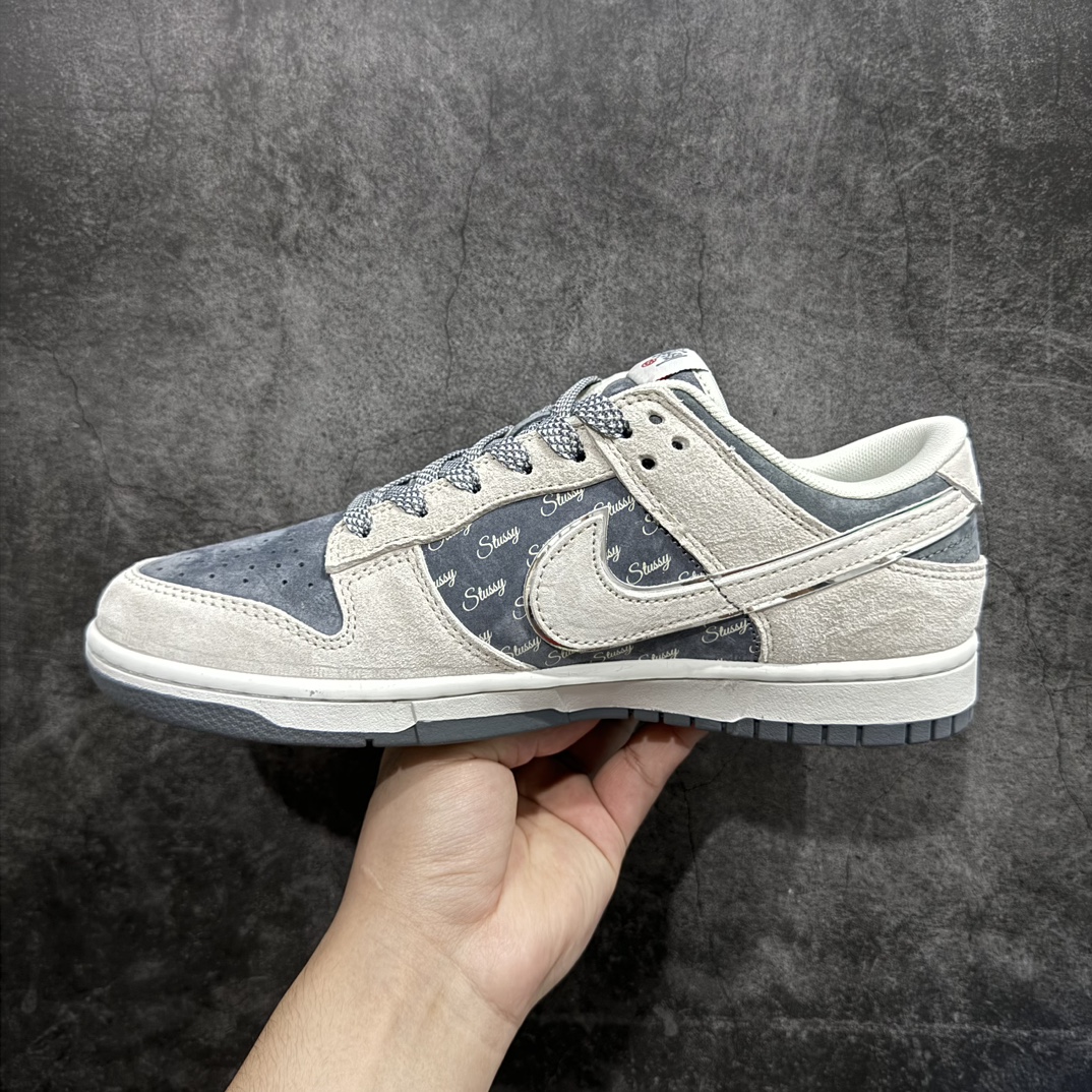 图片[2]-【定制版】Nk SB Dunk Low 斯图西联名-气质灰 周年高端定制 低帮休闲板鞋 XX2025-578rn#定制鞋盒 大厂纯原品质出货 超高清洁度 皮料切割干净无任何毛边 细节完美 r 尺码：36 36.5 37.5 38 38.5 39 40 40.5 41 42 42.5 43 44 44.5 45  编码：HXS340360-鞋库