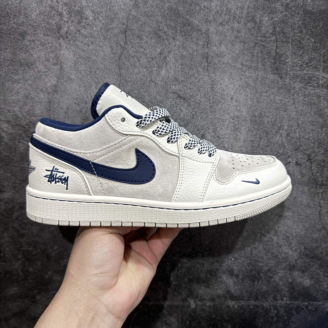 【定制版】Air Jordan 1 Retro Low x Stussy 米蓝小钩满天星n官方同步新色 原装级产物n拒绝公底 立体鞋型 细节完美 高清洁度购置公司同步原材料 原汁原味 忠于原版 货号：XX2402 002n码数：36 36.5 37.5 38 38.5 39 40 40.5 41 42 42.5 43 44 44.5 45 编码：CC280300-鞋库