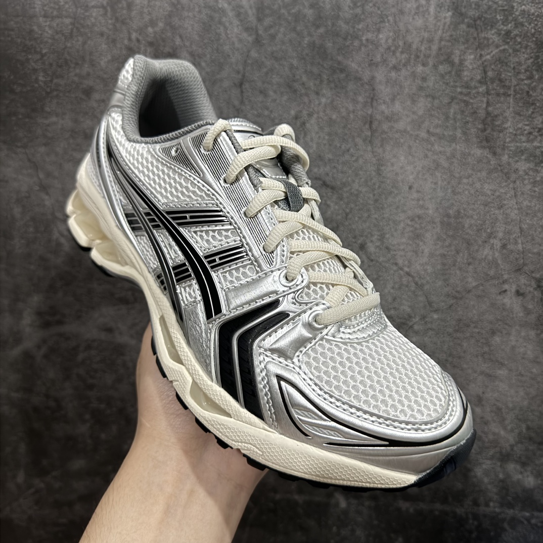 图片[3]-【总裁版】 JJJJound x ASICS GEL-KAYANO 14 亚瑟士系列轻量缓震休闲运动跑步鞋nn市场天花板品质鞋型细节秒杀市场流通版本n知名大厂出品 原版开发 细节完美把控n独家私模五层组合大底原厂定制缓震硅胶加持 原盒原配 官方四联吊牌n一比一同步原鞋工艺和用料n后跟一样采用了GEL缓震胶整体系列设计非常的科技感！n锻炼跑步的同时让你一样时尚百搭！n设计师 Hidenori Yamashita 以「Flash」一词为灵感，创造出未来感金属色鞋面，改造升级内在性能，由内而外全面革新，为 GEL-KAYANO 家族传承及经典跑鞋文化的延续，创下里程碑式作品。ASICS GEL – KAYANO 14 跑鞋重新诠释了复古的跑步形状，并以其 2000 年代后期的美学理念重新铺装，银色与蓝色的鞋面极为高档.网面铺陈与鞋面、鞋头多处细节位增添了透气性。ASICS GEL – KAYANO 14的鞋后跟部中底上以及多密度耐磨鞋底增加了 GEL 缓震胶，提供高抗冲击性、缓冲性、可保护脚部免受地面冲击的影响，穿着舒适性十足「入手同款」 尺码：36 37 37.5 38 39 39.5 40.5 41.5 42 42.5 43.5 44 45 46 编码：NM310330-鞋库