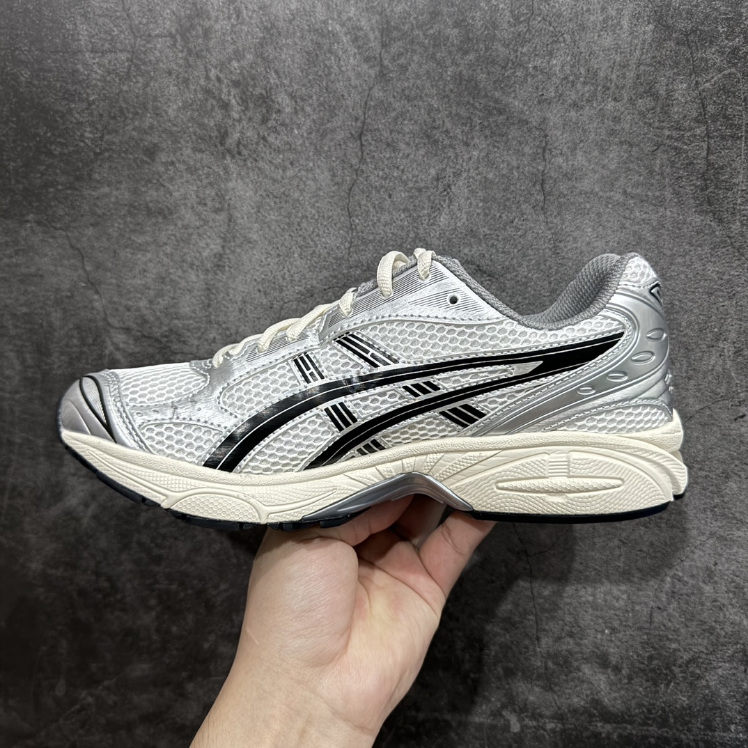 图片[2]-【总裁版】 JJJJound x ASICS GEL-KAYANO 14 亚瑟士系列轻量缓震休闲运动跑步鞋nn市场天花板品质鞋型细节秒杀市场流通版本n知名大厂出品 原版开发 细节完美把控n独家私模五层组合大底原厂定制缓震硅胶加持 原盒原配 官方四联吊牌n一比一同步原鞋工艺和用料n后跟一样采用了GEL缓震胶整体系列设计非常的科技感！n锻炼跑步的同时让你一样时尚百搭！n设计师 Hidenori Yamashita 以「Flash」一词为灵感，创造出未来感金属色鞋面，改造升级内在性能，由内而外全面革新，为 GEL-KAYANO 家族传承及经典跑鞋文化的延续，创下里程碑式作品。ASICS GEL – KAYANO 14 跑鞋重新诠释了复古的跑步形状，并以其 2000 年代后期的美学理念重新铺装，银色与蓝色的鞋面极为高档.网面铺陈与鞋面、鞋头多处细节位增添了透气性。ASICS GEL – KAYANO 14的鞋后跟部中底上以及多密度耐磨鞋底增加了 GEL 缓震胶，提供高抗冲击性、缓冲性、可保护脚部免受地面冲击的影响，穿着舒适性十足「入手同款」 尺码：36 37 37.5 38 39 39.5 40.5 41.5 42 42.5 43.5 44 45 46 编码：NM310330-鞋库