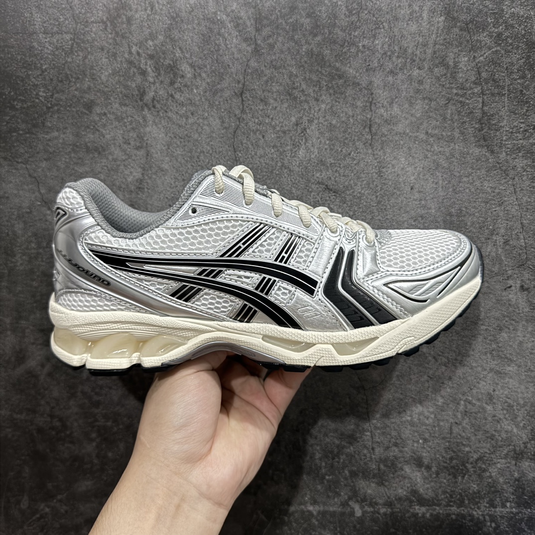 【总裁版】 JJJJound x ASICS GEL-KAYANO 14 亚瑟士系列轻量缓震休闲运动跑步鞋nn市场天花板品质鞋型细节秒杀市场流通版本n知名大厂出品 原版开发 细节完美把控n独家私模五层组合大底原厂定制缓震硅胶加持 原盒原配 官方四联吊牌n一比一同步原鞋工艺和用料n后跟一样采用了GEL缓震胶整体系列设计非常的科技感！n锻炼跑步的同时让你一样时尚百搭！n设计师 Hidenori Yamashita 以「Flash」一词为灵感，创造出未来感金属色鞋面，改造升级内在性能，由内而外全面革新，为 GEL-KAYANO 家族传承及经典跑鞋文化的延续，创下里程碑式作品。ASICS GEL – KAYANO 14 跑鞋重新诠释了复古的跑步形状，并以其 2000 年代后期的美学理念重新铺装，银色与蓝色的鞋面极为高档.网面铺陈与鞋面、鞋头多处细节位增添了透气性。ASICS GEL – KAYANO 14的鞋后跟部中底上以及多密度耐磨鞋底增加了 GEL 缓震胶，提供高抗冲击性、缓冲性、可保护脚部免受地面冲击的影响，穿着舒适性十足「入手同款」 尺码：36 37 37.5 38 39 39.5 40.5 41.5 42 42.5 43.5 44 45 46 编码：NM310330-鞋库