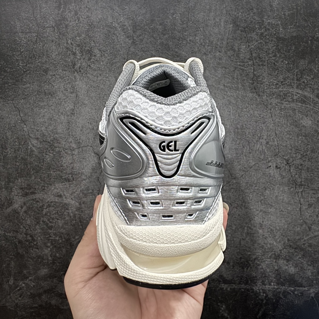 图片[4]-【总裁版】 JJJJound x ASICS GEL-KAYANO 14 亚瑟士系列轻量缓震休闲运动跑步鞋nn市场天花板品质鞋型细节秒杀市场流通版本n知名大厂出品 原版开发 细节完美把控n独家私模五层组合大底原厂定制缓震硅胶加持 原盒原配 官方四联吊牌n一比一同步原鞋工艺和用料n后跟一样采用了GEL缓震胶整体系列设计非常的科技感！n锻炼跑步的同时让你一样时尚百搭！n设计师 Hidenori Yamashita 以「Flash」一词为灵感，创造出未来感金属色鞋面，改造升级内在性能，由内而外全面革新，为 GEL-KAYANO 家族传承及经典跑鞋文化的延续，创下里程碑式作品。ASICS GEL – KAYANO 14 跑鞋重新诠释了复古的跑步形状，并以其 2000 年代后期的美学理念重新铺装，银色与蓝色的鞋面极为高档.网面铺陈与鞋面、鞋头多处细节位增添了透气性。ASICS GEL – KAYANO 14的鞋后跟部中底上以及多密度耐磨鞋底增加了 GEL 缓震胶，提供高抗冲击性、缓冲性、可保护脚部免受地面冲击的影响，穿着舒适性十足「入手同款」 尺码：36 37 37.5 38 39 39.5 40.5 41.5 42 42.5 43.5 44 45 46 编码：NM310330-鞋库