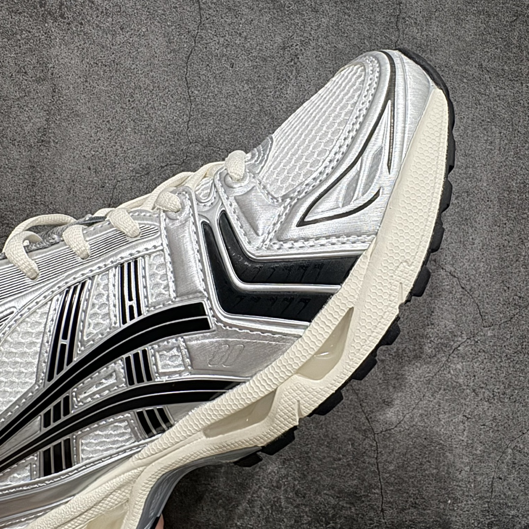 图片[6]-【总裁版】 JJJJound x ASICS GEL-KAYANO 14 亚瑟士系列轻量缓震休闲运动跑步鞋nn市场天花板品质鞋型细节秒杀市场流通版本n知名大厂出品 原版开发 细节完美把控n独家私模五层组合大底原厂定制缓震硅胶加持 原盒原配 官方四联吊牌n一比一同步原鞋工艺和用料n后跟一样采用了GEL缓震胶整体系列设计非常的科技感！n锻炼跑步的同时让你一样时尚百搭！n设计师 Hidenori Yamashita 以「Flash」一词为灵感，创造出未来感金属色鞋面，改造升级内在性能，由内而外全面革新，为 GEL-KAYANO 家族传承及经典跑鞋文化的延续，创下里程碑式作品。ASICS GEL – KAYANO 14 跑鞋重新诠释了复古的跑步形状，并以其 2000 年代后期的美学理念重新铺装，银色与蓝色的鞋面极为高档.网面铺陈与鞋面、鞋头多处细节位增添了透气性。ASICS GEL – KAYANO 14的鞋后跟部中底上以及多密度耐磨鞋底增加了 GEL 缓震胶，提供高抗冲击性、缓冲性、可保护脚部免受地面冲击的影响，穿着舒适性十足「入手同款」 尺码：36 37 37.5 38 39 39.5 40.5 41.5 42 42.5 43.5 44 45 46 编码：NM310330-鞋库