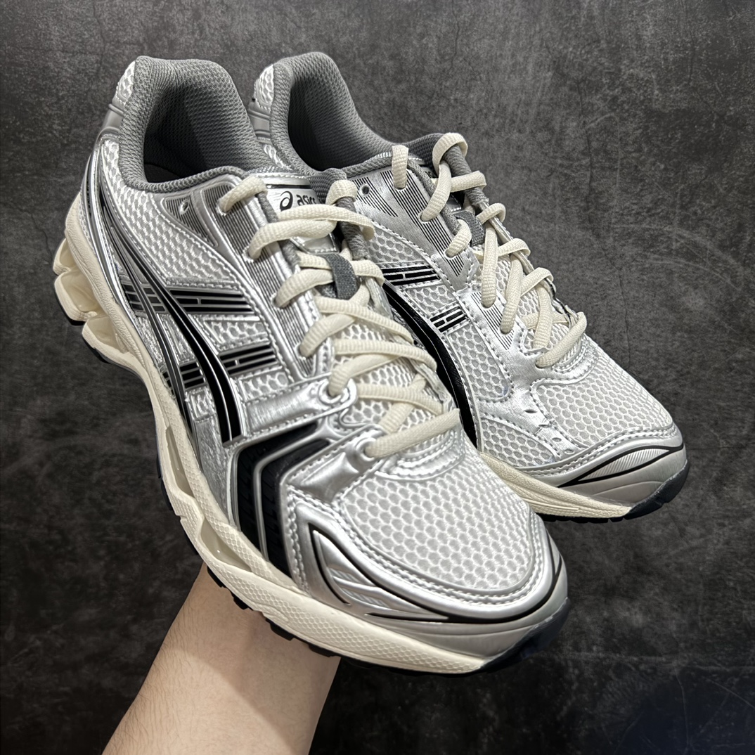 【总裁版】 JJJJound x ASICS GEL-KAYANO 14 亚瑟士系列轻量缓震休闲运动跑步鞋nn市场天花板品质鞋型细节秒杀市场流通版本n知名大厂出品 原版开发 细节完美把控n独家私模五层组合大底原厂定制缓震硅胶加持 原盒原配 官方四联吊牌n一比一同步原鞋工艺和用料n后跟一样采用了GEL缓震胶整体系列设计非常的科技感！n锻炼跑步的同时让你一样时尚百搭！n设计师 Hidenori Yamashita 以「Flash」一词为灵感，创造出未来感金属色鞋面，改造升级内在性能，由内而外全面革新，为 GEL-KAYANO 家族传承及经典跑鞋文化的延续，创下里程碑式作品。ASICS GEL – KAYANO 14 跑鞋重新诠释了复古的跑步形状，并以其 2000 年代后期的美学理念重新铺装，银色与蓝色的鞋面极为高档.网面铺陈与鞋面、鞋头多处细节位增添了透气性。ASICS GEL – KAYANO 14的鞋后跟部中底上以及多密度耐磨鞋底增加了 GEL 缓震胶，提供高抗冲击性、缓冲性、可保护脚部免受地面冲击的影响，穿着舒适性十足「入手同款」 尺码：36 37 37.5 38 39 39.5 40.5 41.5 42 42.5 43.5 44 45 46 编码：NM310330-鞋库