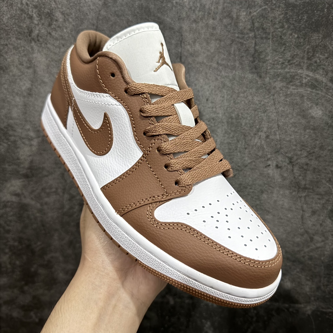 图片[3]-【DT纯原】Air Jordan AJ1 Low 低帮 白棕 DC0774-202n市面中低帮最具代表性版本没有之一 口碑大厂出品 品控大底版型不断改良更新 全套原纸板楦头开发 确保原汁原味 完美呈现版型 完美零毛边处理 原厂内置全掌气垫 价格定位良心 平台专用代工流水线出品 一眼公司既视感 拿到手的一瞬间就与众不同 碾压市面所有版本 全部原鞋开发 每一个配色都会采购原鞋确认细节 打破市面看图做货无好货之说 尺码：35.5 36 36.5 37.5 38 38.5 39 40 40.5 41 42 42.5 43 44 44.5 45 46 编码：DL265280-鞋库