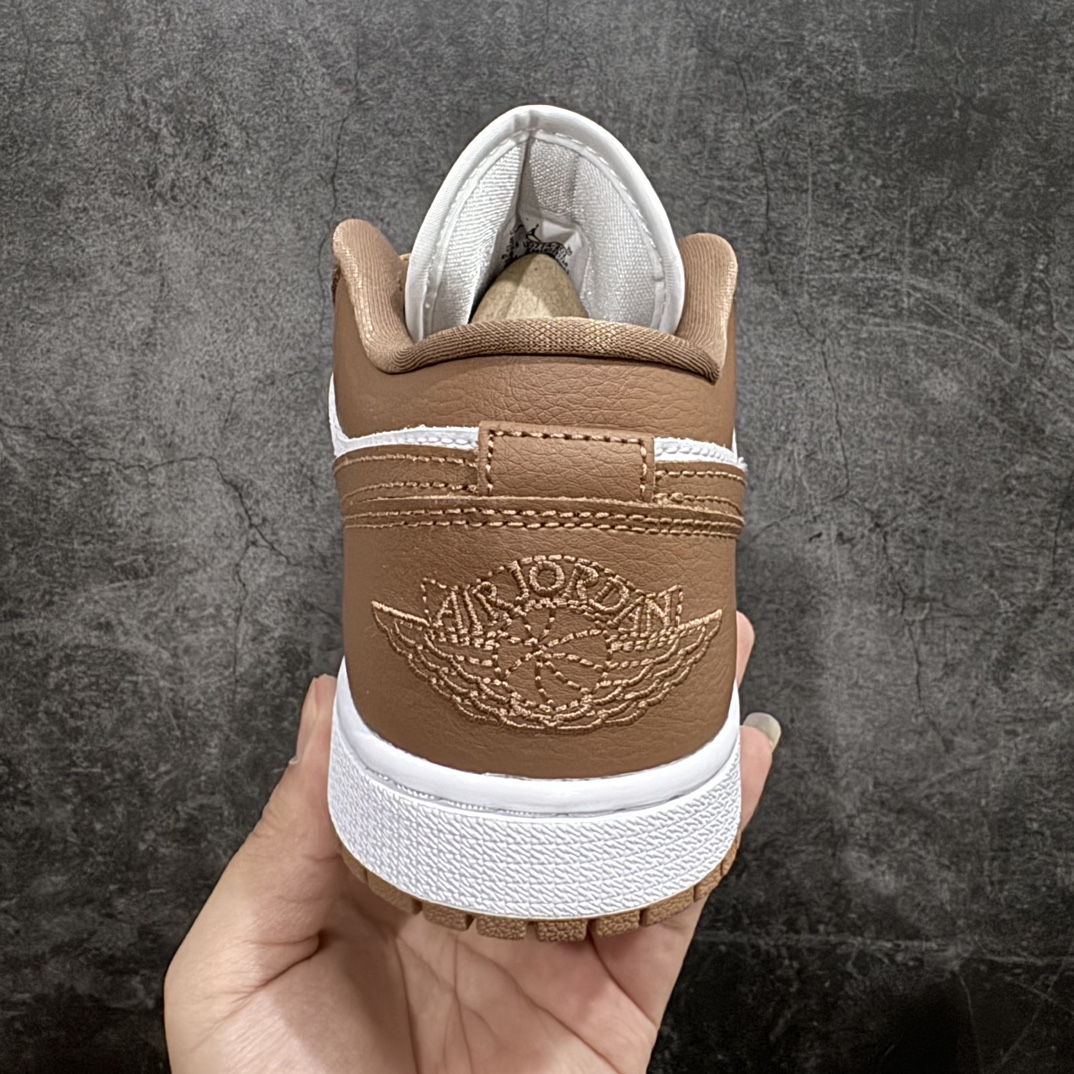 图片[4]-【DT纯原】Air Jordan AJ1 Low 低帮 白棕 DC0774-202n市面中低帮最具代表性版本没有之一 口碑大厂出品 品控大底版型不断改良更新 全套原纸板楦头开发 确保原汁原味 完美呈现版型 完美零毛边处理 原厂内置全掌气垫 价格定位良心 平台专用代工流水线出品 一眼公司既视感 拿到手的一瞬间就与众不同 碾压市面所有版本 全部原鞋开发 每一个配色都会采购原鞋确认细节 打破市面看图做货无好货之说 尺码：35.5 36 36.5 37.5 38 38.5 39 40 40.5 41 42 42.5 43 44 44.5 45 46 编码：DL265280-鞋库