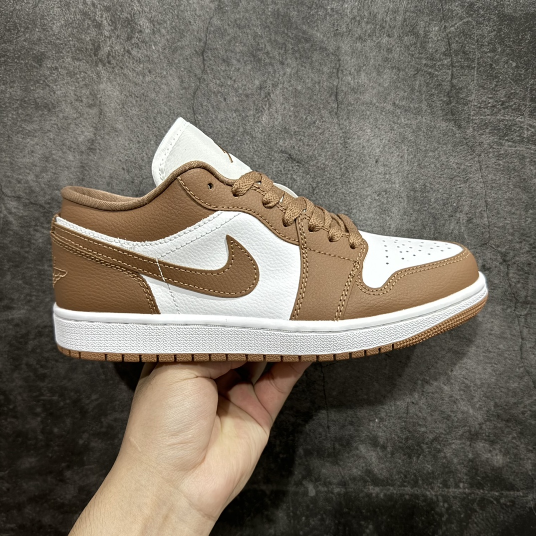 【DT纯原】Air Jordan AJ1 Low 低帮 白棕 DC0774-202n市面中低帮最具代表性版本没有之一 口碑大厂出品 品控大底版型不断改良更新 全套原纸板楦头开发 确保原汁原味 完美呈现版型 完美零毛边处理 原厂内置全掌气垫 价格定位良心 平台专用代工流水线出品 一眼公司既视感 拿到手的一瞬间就与众不同 碾压市面所有版本 全部原鞋开发 每一个配色都会采购原鞋确认细节 打破市面看图做货无好货之说 尺码：35.5 36 36.5 37.5 38 38.5 39 40 40.5 41 42 42.5 43 44 44.5 45 46 编码：DL265280-鞋库