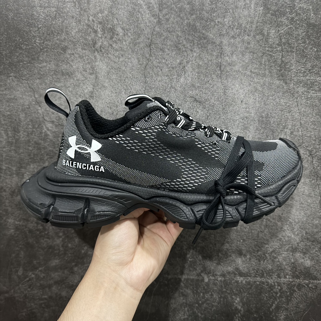 【OK纯原】Under Armour x Balenciaga 巴黎世家 安德玛  3XL 巴黎世家十代网布系带低帮走秀复古老爹鞋全套原纸板楦头开发 最原汁原味的灵魂版型 全鞋荧光划线卡点 胶水把控整洁度追求极致完美 每一双都是工艺品 多重QC质检 超越公司货的品控标准 实实在在的免检产品 原盒原配 正确字体电绣 粗细、位置、大小正确 侧边TPU 透气孔匹配意产原版 正确分离大底 TPU软底 原版一致大底LOGO 立体感十足 原厂皮料水洗做旧 采购原厂网纱 不含皮革 网布材料和聚氨酯 磨损效果 鞋头边缘和后帮 Balenciaga 徽标 鞋面和后跟凸印尺码 鞋舌 3XL 橡胶品牌标识和反光细节 鞋帮拉袢和鞋舌拉祥 配反光细节 备用鞋带在鞋履前侧 可在穿着前取下 便于不同造型搭配 正常尺码  尺码：35 36 37 38 39 40 41 42 43 44 45 46 编码：DF400430-鞋库