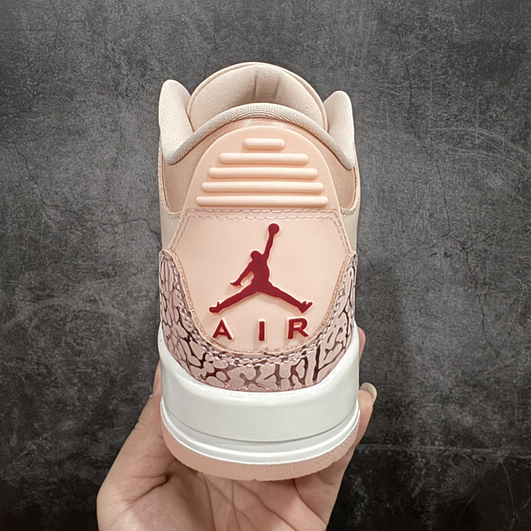 图片[4]-【纯原版】Air Jordan 3 Valentine\’s Day WMNS 浅粉情人节 AJ3 乔丹3代 aj3 乔3 粉红 乔丹篮球鞋系列n整体鞋身以水洗珊瑚色的柔软皮革打造，鞋舌、鞋带和内衬的颜色与之相匹配，呈现出清新甜美的风格，非常契合情人节的浪漫氛围。鞋身的最上排鞋眼孔处有深红色的点缀，鞋的前掌部位也有深红色的元素，为鞋子增添了一抹亮丽的色彩；鞋舌和后跟Jumpman Logo均以红色点缀，经典的大象纹图案保留在鞋头和鞋跟处，不过在这双情人节特别款上，大象纹的颜色与鞋身主体颜色相统一，呈现出独特的视觉效果，使整双鞋看起来更具整体性和高级感；鞋带上配有宝石装饰，红色的类似红宝石的宝石镶嵌在金色的吊饰中，分别悬挂在鞋子的内侧和外侧，不仅增加了鞋子的华丽感，也成为了整双鞋的一大亮点。 货号：HJ0178-600 尺码：36 36.5 37.5 38 38.5 39 40 40.5 41 42 42.5 43 44 44.5 45 46 47.5 编码：SL380400-鞋库