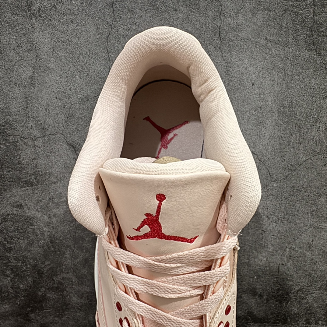 图片[8]-【纯原版】Air Jordan 3 Valentine\’s Day WMNS 浅粉情人节 AJ3 乔丹3代 aj3 乔3 粉红 乔丹篮球鞋系列n整体鞋身以水洗珊瑚色的柔软皮革打造，鞋舌、鞋带和内衬的颜色与之相匹配，呈现出清新甜美的风格，非常契合情人节的浪漫氛围。鞋身的最上排鞋眼孔处有深红色的点缀，鞋的前掌部位也有深红色的元素，为鞋子增添了一抹亮丽的色彩；鞋舌和后跟Jumpman Logo均以红色点缀，经典的大象纹图案保留在鞋头和鞋跟处，不过在这双情人节特别款上，大象纹的颜色与鞋身主体颜色相统一，呈现出独特的视觉效果，使整双鞋看起来更具整体性和高级感；鞋带上配有宝石装饰，红色的类似红宝石的宝石镶嵌在金色的吊饰中，分别悬挂在鞋子的内侧和外侧，不仅增加了鞋子的华丽感，也成为了整双鞋的一大亮点。 货号：HJ0178-600 尺码：36 36.5 37.5 38 38.5 39 40 40.5 41 42 42.5 43 44 44.5 45 46 47.5 编码：SL380400-鞋库