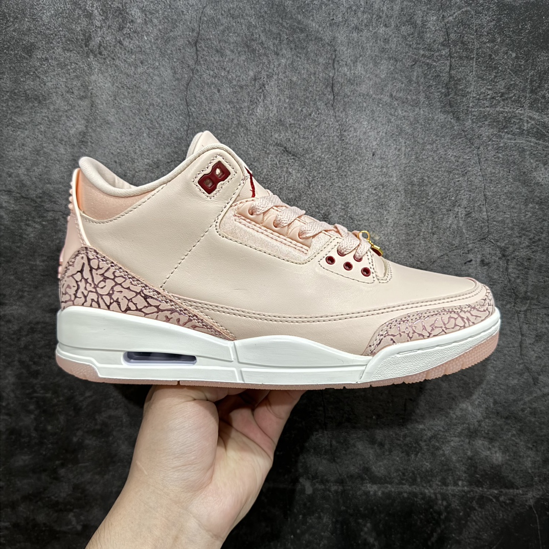 【纯原版】Air Jordan 3 Valentine\’s Day WMNS 浅粉情人节 AJ3 乔丹3代 aj3 乔3 粉红 乔丹篮球鞋系列n整体鞋身以水洗珊瑚色的柔软皮革打造，鞋舌、鞋带和内衬的颜色与之相匹配，呈现出清新甜美的风格，非常契合情人节的浪漫氛围。鞋身的最上排鞋眼孔处有深红色的点缀，鞋的前掌部位也有深红色的元素，为鞋子增添了一抹亮丽的色彩；鞋舌和后跟Jumpman Logo均以红色点缀，经典的大象纹图案保留在鞋头和鞋跟处，不过在这双情人节特别款上，大象纹的颜色与鞋身主体颜色相统一，呈现出独特的视觉效果，使整双鞋看起来更具整体性和高级感；鞋带上配有宝石装饰，红色的类似红宝石的宝石镶嵌在金色的吊饰中，分别悬挂在鞋子的内侧和外侧，不仅增加了鞋子的华丽感，也成为了整双鞋的一大亮点。 货号：HJ0178-600 尺码：36 36.5 37.5 38 38.5 39 40 40.5 41 42 42.5 43 44 44.5 45 46 47.5 编码：SL380400-鞋库