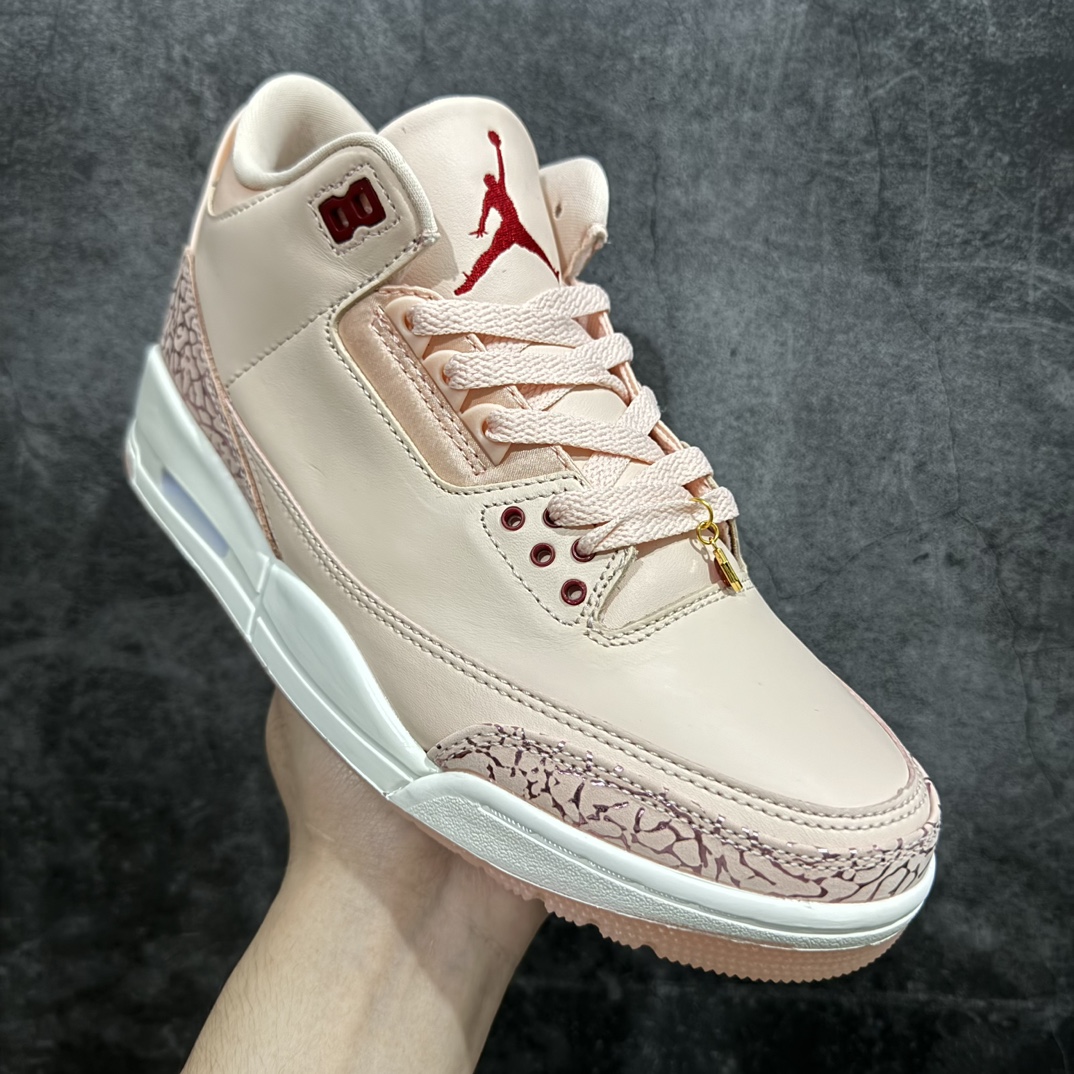 图片[3]-【纯原版】Air Jordan 3 Valentine\’s Day WMNS 浅粉情人节 AJ3 乔丹3代 aj3 乔3 粉红 乔丹篮球鞋系列n整体鞋身以水洗珊瑚色的柔软皮革打造，鞋舌、鞋带和内衬的颜色与之相匹配，呈现出清新甜美的风格，非常契合情人节的浪漫氛围。鞋身的最上排鞋眼孔处有深红色的点缀，鞋的前掌部位也有深红色的元素，为鞋子增添了一抹亮丽的色彩；鞋舌和后跟Jumpman Logo均以红色点缀，经典的大象纹图案保留在鞋头和鞋跟处，不过在这双情人节特别款上，大象纹的颜色与鞋身主体颜色相统一，呈现出独特的视觉效果，使整双鞋看起来更具整体性和高级感；鞋带上配有宝石装饰，红色的类似红宝石的宝石镶嵌在金色的吊饰中，分别悬挂在鞋子的内侧和外侧，不仅增加了鞋子的华丽感，也成为了整双鞋的一大亮点。 货号：HJ0178-600 尺码：36 36.5 37.5 38 38.5 39 40 40.5 41 42 42.5 43 44 44.5 45 46 47.5 编码：SL380400-鞋库