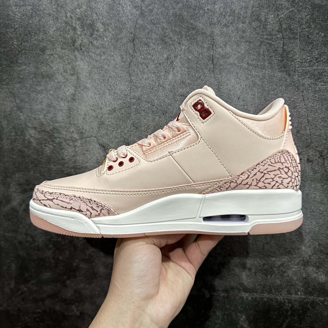 图片[2]-【纯原版】Air Jordan 3 Valentine\’s Day WMNS 浅粉情人节 AJ3 乔丹3代 aj3 乔3 粉红 乔丹篮球鞋系列n整体鞋身以水洗珊瑚色的柔软皮革打造，鞋舌、鞋带和内衬的颜色与之相匹配，呈现出清新甜美的风格，非常契合情人节的浪漫氛围。鞋身的最上排鞋眼孔处有深红色的点缀，鞋的前掌部位也有深红色的元素，为鞋子增添了一抹亮丽的色彩；鞋舌和后跟Jumpman Logo均以红色点缀，经典的大象纹图案保留在鞋头和鞋跟处，不过在这双情人节特别款上，大象纹的颜色与鞋身主体颜色相统一，呈现出独特的视觉效果，使整双鞋看起来更具整体性和高级感；鞋带上配有宝石装饰，红色的类似红宝石的宝石镶嵌在金色的吊饰中，分别悬挂在鞋子的内侧和外侧，不仅增加了鞋子的华丽感，也成为了整双鞋的一大亮点。 货号：HJ0178-600 尺码：36 36.5 37.5 38 38.5 39 40 40.5 41 42 42.5 43 44 44.5 45 46 47.5 编码：SL380400-鞋库