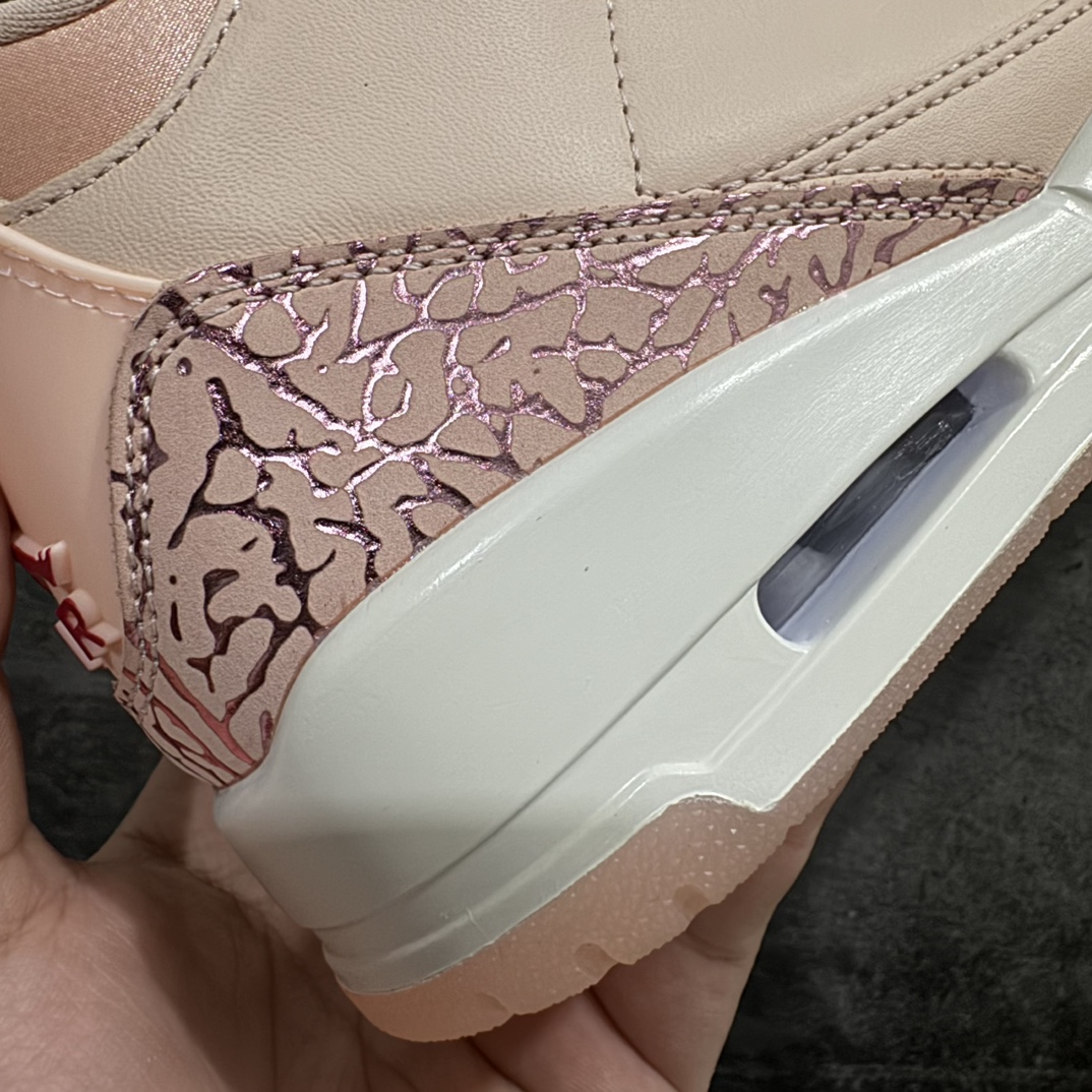 图片[2]-【纯原版】Air Jordan 3 Valentine\’s Day WMNS 浅粉情人节 AJ3 乔丹3代 aj3 乔3 粉红 乔丹篮球鞋系列n整体鞋身以水洗珊瑚色的柔软皮革打造，鞋舌、鞋带和内衬的颜色与之相匹配，呈现出清新甜美的风格，非常契合情人节的浪漫氛围。鞋身的最上排鞋眼孔处有深红色的点缀，鞋的前掌部位也有深红色的元素，为鞋子增添了一抹亮丽的色彩；鞋舌和后跟Jumpman Logo均以红色点缀，经典的大象纹图案保留在鞋头和鞋跟处，不过在这双情人节特别款上，大象纹的颜色与鞋身主体颜色相统一，呈现出独特的视觉效果，使整双鞋看起来更具整体性和高级感；鞋带上配有宝石装饰，红色的类似红宝石的宝石镶嵌在金色的吊饰中，分别悬挂在鞋子的内侧和外侧，不仅增加了鞋子的华丽感，也成为了整双鞋的一大亮点。 货号：HJ0178-600 尺码：36 36.5 37.5 38 38.5 39 40 40.5 41 42 42.5 43 44 44.5 45 46 47.5 编码：SL380400-鞋库