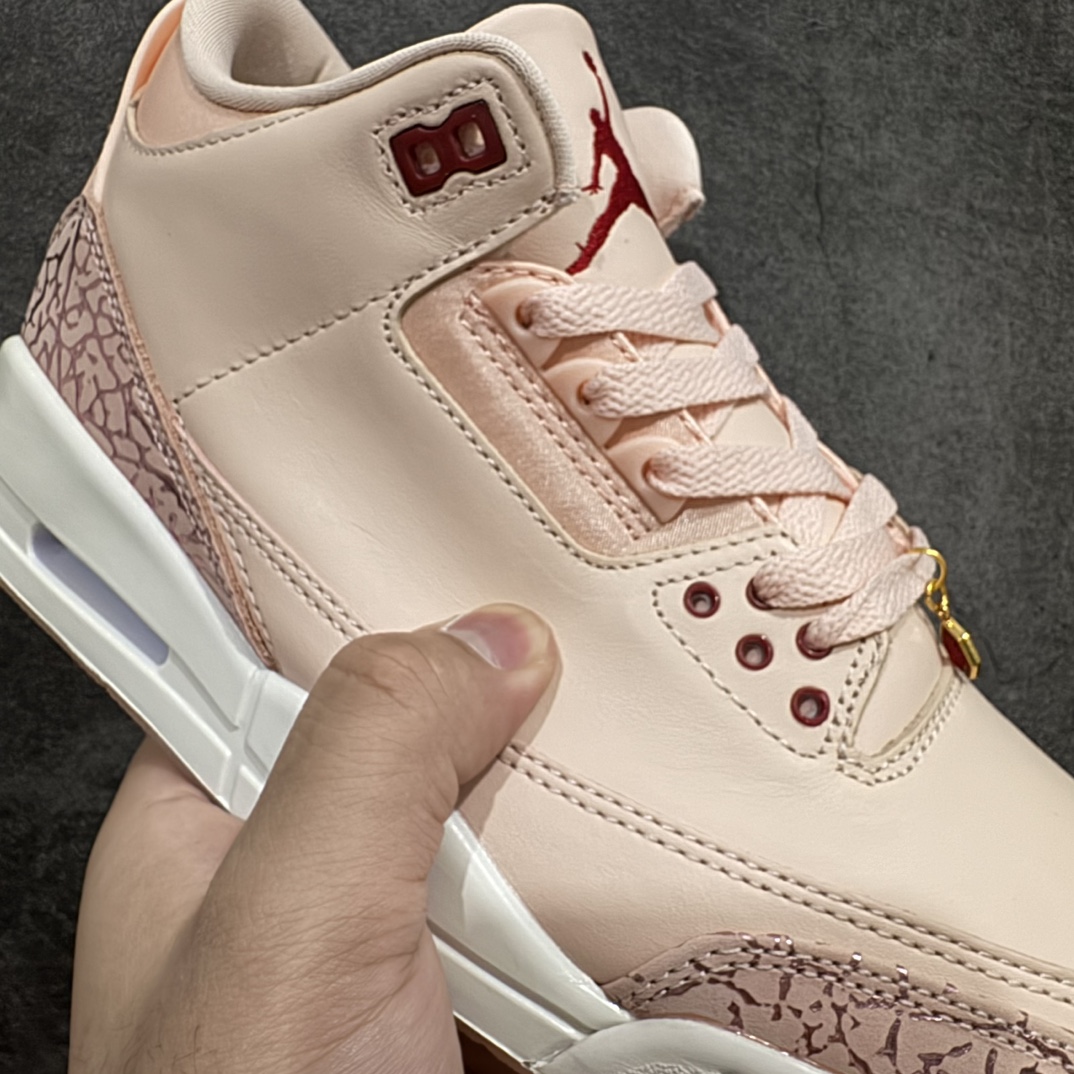 图片[3]-【纯原版】Air Jordan 3 Valentine\’s Day WMNS 浅粉情人节 AJ3 乔丹3代 aj3 乔3 粉红 乔丹篮球鞋系列n整体鞋身以水洗珊瑚色的柔软皮革打造，鞋舌、鞋带和内衬的颜色与之相匹配，呈现出清新甜美的风格，非常契合情人节的浪漫氛围。鞋身的最上排鞋眼孔处有深红色的点缀，鞋的前掌部位也有深红色的元素，为鞋子增添了一抹亮丽的色彩；鞋舌和后跟Jumpman Logo均以红色点缀，经典的大象纹图案保留在鞋头和鞋跟处，不过在这双情人节特别款上，大象纹的颜色与鞋身主体颜色相统一，呈现出独特的视觉效果，使整双鞋看起来更具整体性和高级感；鞋带上配有宝石装饰，红色的类似红宝石的宝石镶嵌在金色的吊饰中，分别悬挂在鞋子的内侧和外侧，不仅增加了鞋子的华丽感，也成为了整双鞋的一大亮点。 货号：HJ0178-600 尺码：36 36.5 37.5 38 38.5 39 40 40.5 41 42 42.5 43 44 44.5 45 46 47.5 编码：SL380400-鞋库