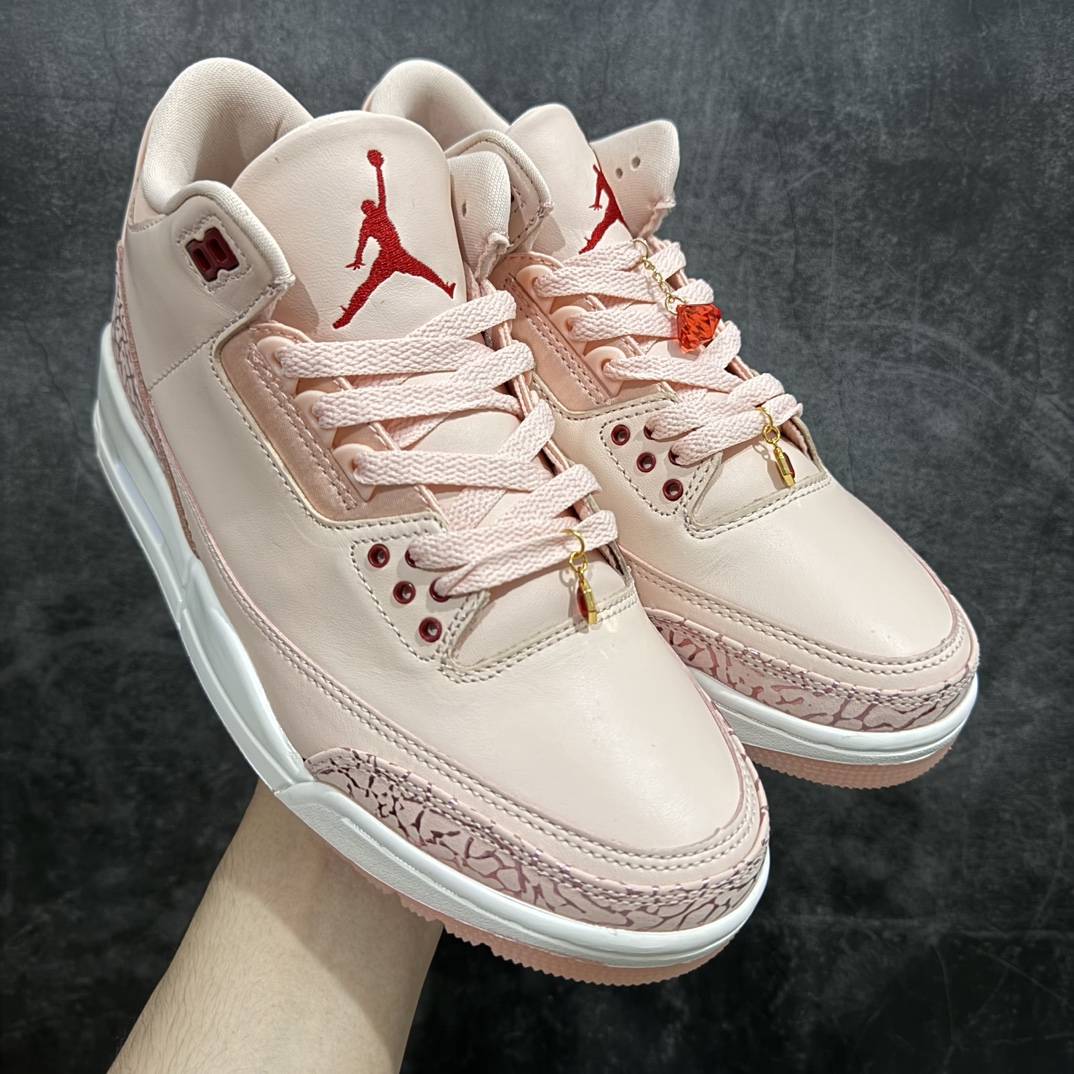 【纯原版】Air Jordan 3 Valentine\’s Day WMNS 浅粉情人节 AJ3 乔丹3代 aj3 乔3 粉红 乔丹篮球鞋系列n整体鞋身以水洗珊瑚色的柔软皮革打造，鞋舌、鞋带和内衬的颜色与之相匹配，呈现出清新甜美的风格，非常契合情人节的浪漫氛围。鞋身的最上排鞋眼孔处有深红色的点缀，鞋的前掌部位也有深红色的元素，为鞋子增添了一抹亮丽的色彩；鞋舌和后跟Jumpman Logo均以红色点缀，经典的大象纹图案保留在鞋头和鞋跟处，不过在这双情人节特别款上，大象纹的颜色与鞋身主体颜色相统一，呈现出独特的视觉效果，使整双鞋看起来更具整体性和高级感；鞋带上配有宝石装饰，红色的类似红宝石的宝石镶嵌在金色的吊饰中，分别悬挂在鞋子的内侧和外侧，不仅增加了鞋子的华丽感，也成为了整双鞋的一大亮点。 货号：HJ0178-600 尺码：36 36.5 37.5 38 38.5 39 40 40.5 41 42 42.5 43 44 44.5 45 46 47.5 编码：SL380400-鞋库