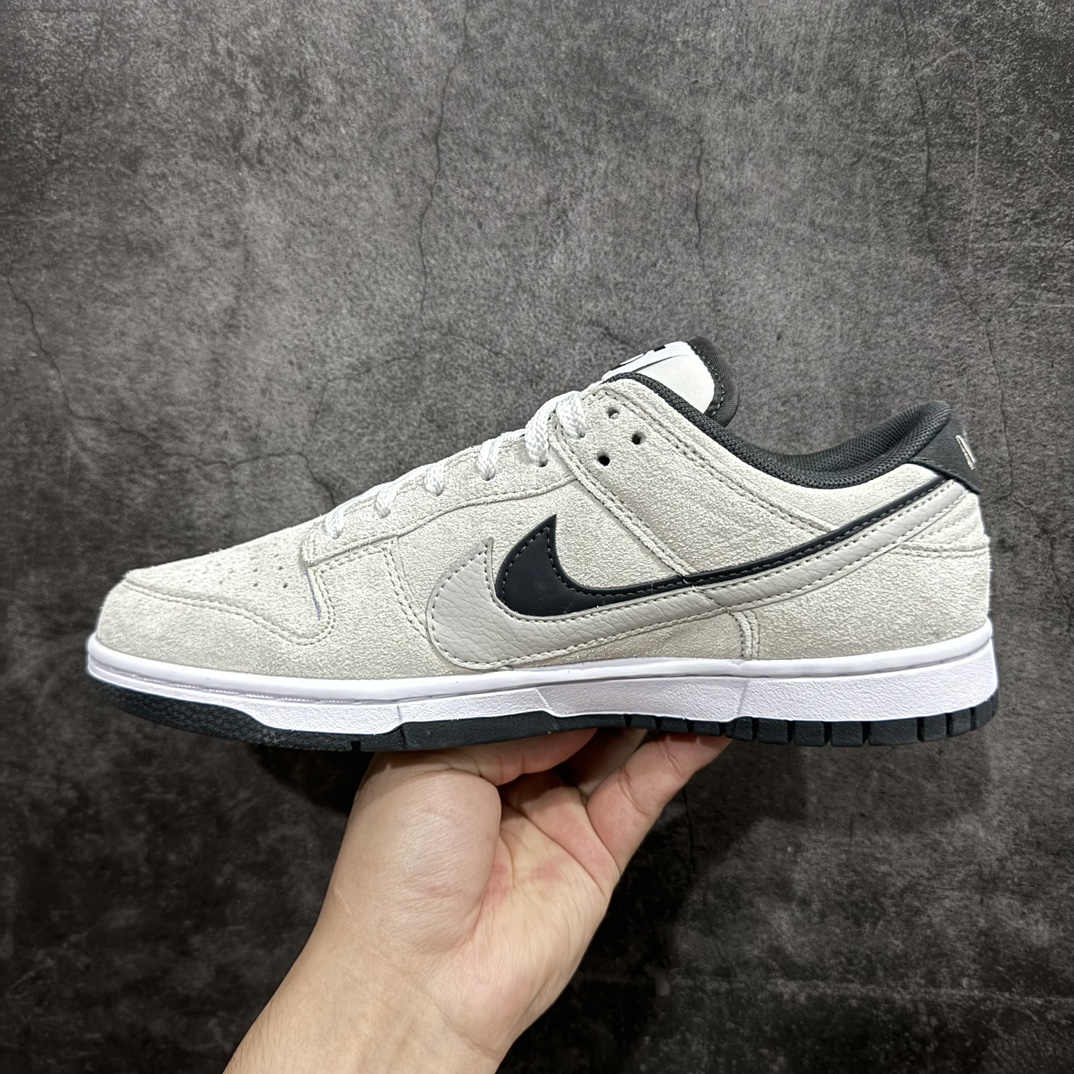 图片[2]-【纯原CS版】NK Dunk Low SE 85 双钩复古休闲板鞋 HV1800-101 口碑大厂出品 品控大底版型不断改良更新品质稳定 全套原纸板楦头开发 确保原汁原味 完美呈现DUNK版型 原厂玻璃冲刀 超高清洁度 全鞋零毛边皮料切割 采用绒面革材质 鞋身左右侧均配有皮革质双 Swoosh 兰色搭配上白色 85年纪念标放在鞋舌的位置 简洁干净的配色设计 绝对是日常出街上脚的不二选择 SIZE：36 36.5 37.5 38 38.5 39 40 40.5 41 42 42.5 43 44 44.5 45 46 编码：X10255280-鞋库