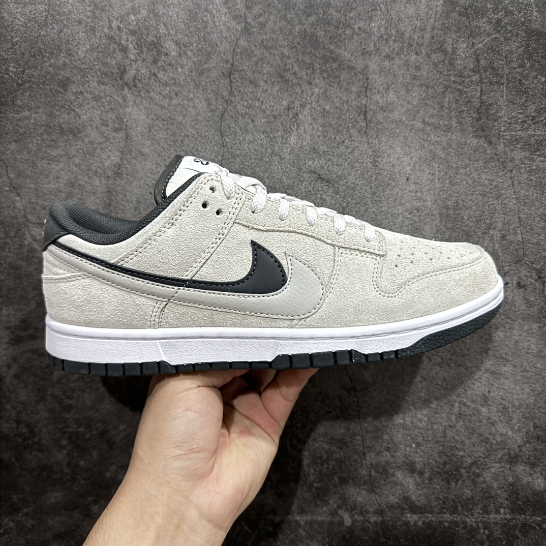 【纯原CS版】NK Dunk Low SE 85 双钩复古休闲板鞋 HV1800-101 口碑大厂出品 品控大底版型不断改良更新品质稳定 全套原纸板楦头开发 确保原汁原味 完美呈现DUNK版型 原厂玻璃冲刀 超高清洁度 全鞋零毛边皮料切割 采用绒面革材质 鞋身左右侧均配有皮革质双 Swoosh 兰色搭配上白色 85年纪念标放在鞋舌的位置 简洁干净的配色设计 绝对是日常出街上脚的不二选择 SIZE：36 36.5 37.5 38 38.5 39 40 40.5 41 42 42.5 43 44 44.5 45 46 编码：X10255280-鞋库