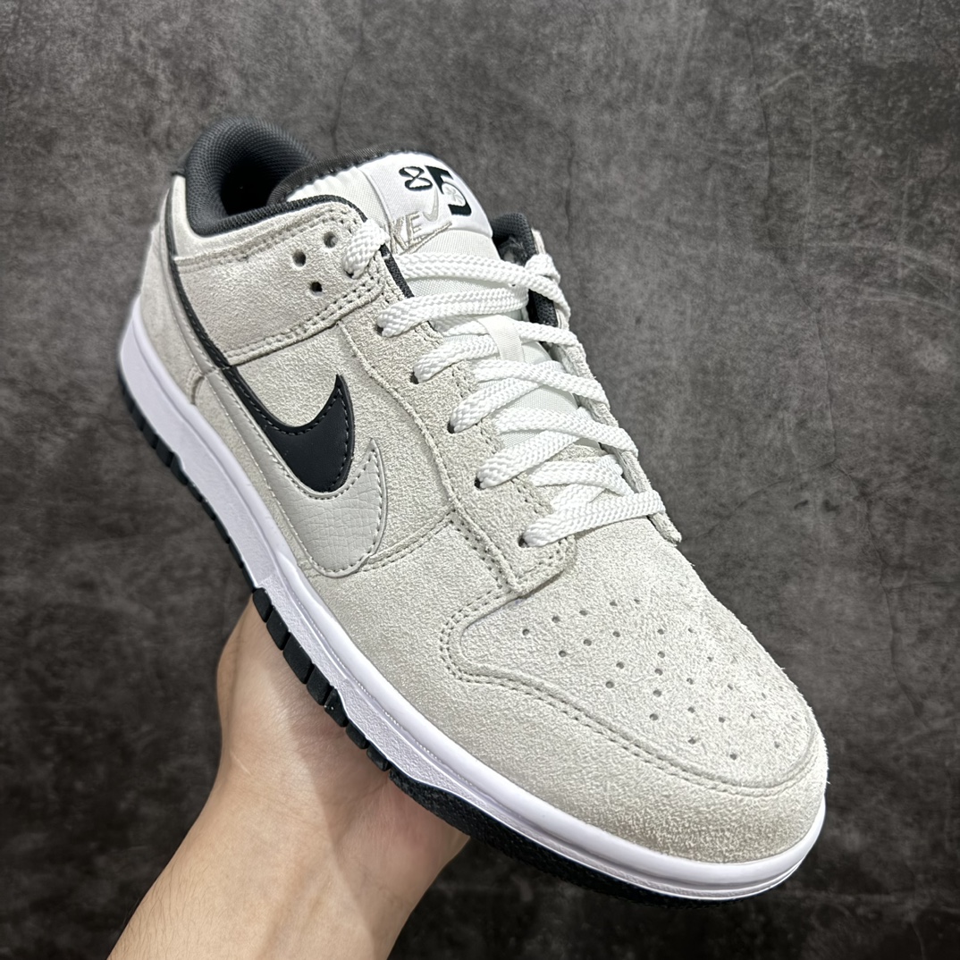 图片[3]-【纯原CS版】NK Dunk Low SE 85 双钩复古休闲板鞋 HV1800-101 口碑大厂出品 品控大底版型不断改良更新品质稳定 全套原纸板楦头开发 确保原汁原味 完美呈现DUNK版型 原厂玻璃冲刀 超高清洁度 全鞋零毛边皮料切割 采用绒面革材质 鞋身左右侧均配有皮革质双 Swoosh 兰色搭配上白色 85年纪念标放在鞋舌的位置 简洁干净的配色设计 绝对是日常出街上脚的不二选择 SIZE：36 36.5 37.5 38 38.5 39 40 40.5 41 42 42.5 43 44 44.5 45 46 编码：X10255280-鞋库