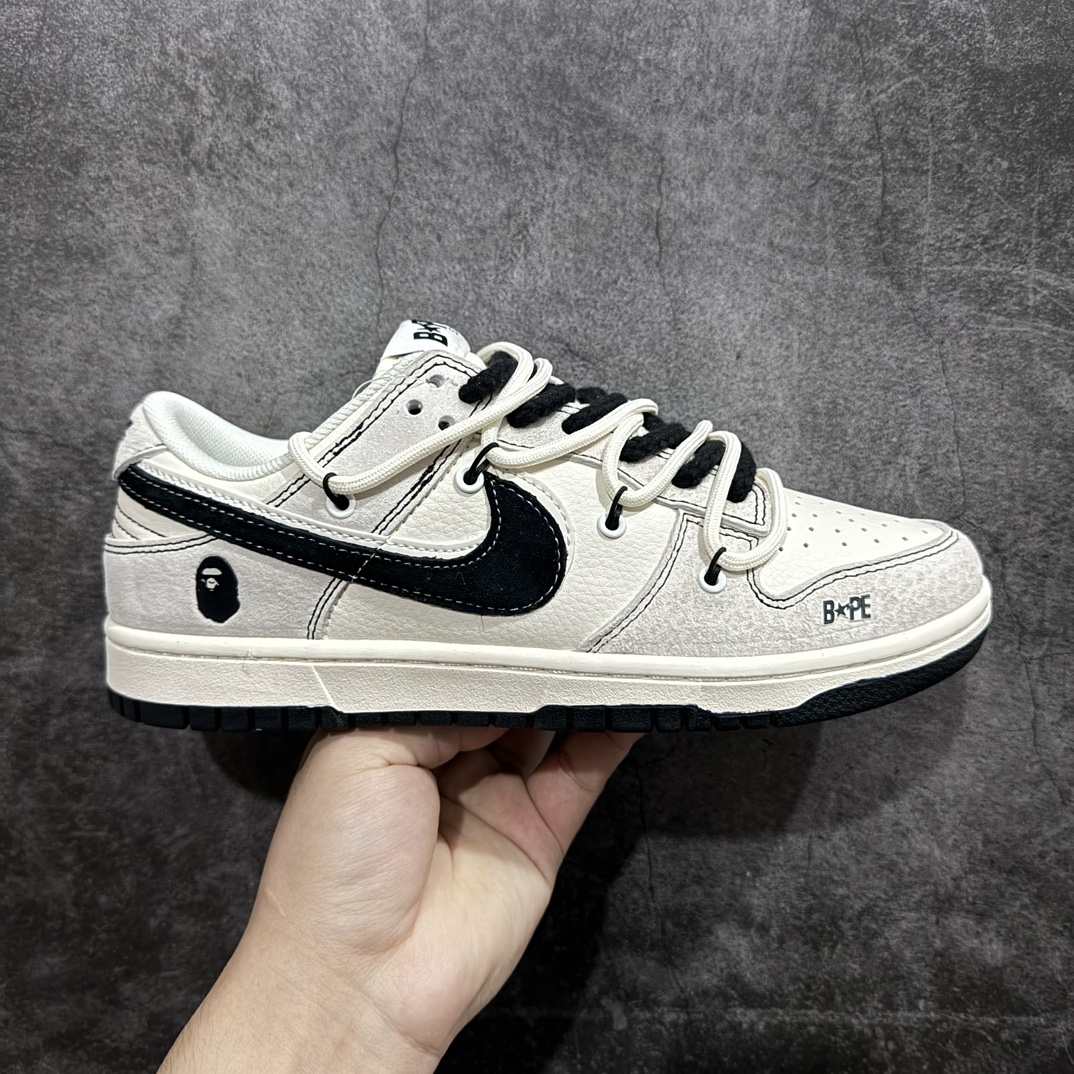 【定制版】Nike SB Dunk Low x BAPE 白黑双钩麻绳绑带n纯原大厂出品 极力推荐👏n原装头层材料 独家版型蒸餾加工n帶來的是更好的视觉和脚感体验n大厂纯原品质出货 清洁度 电绣工艺皮料切割干净无任何毛边 细节完美 官方货号：SJ2068 299 尺码：36 36.5 37.5 38 38.5 39 40 40.5 41 42 42.5 43 44 44.5 45 编码：HXS340360-鞋库