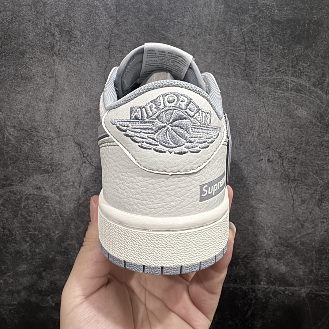 图片[4]-【定制版】Travis Scott x Fragment Design x Air Jordan 1 Low OG SP AJ1 乔1 Supreme联名-猪八高贵灰 低帮文化休闲板鞋 XZ2268-003多方联名合作融合了Travis Scott 独特的音乐风格，藤原浩个性的设计风格以及Jordan品牌的经典元素 使其成为一双具有独特身份和价值的鞋子 清新而立体的外观加上联名标识更突出了其独特身份 这种配色方案显示出活力和时尚感 在视觉上引人注目 鞋身的质感和细腻的细节处理使其显得高端而格调十足 这款“倒钩”联名是设计与创意完美结合 融合多方的个性风格是一款备受瞩目的潮流鞋款 尺码：36 36.5 37.5 38 38.5 39 40 40.5 41 42 42.5 43 44 44.5 45 编码：HXS320340-鞋库