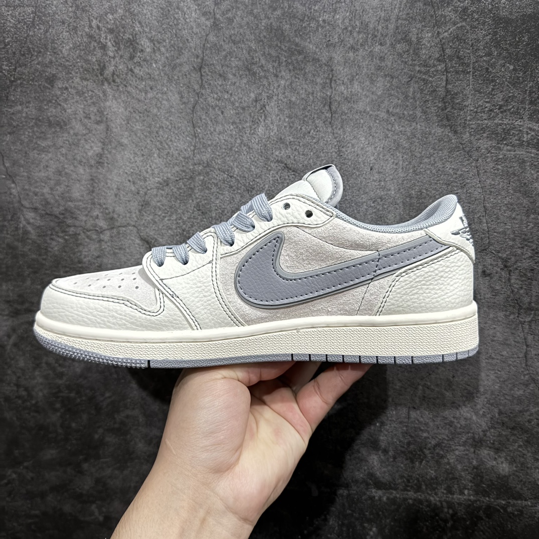 图片[2]-【定制版】Travis Scott x Fragment Design x Air Jordan 1 Low OG SP AJ1 乔1 Supreme联名-猪八高贵灰 低帮文化休闲板鞋 XZ2268-003多方联名合作融合了Travis Scott 独特的音乐风格，藤原浩个性的设计风格以及Jordan品牌的经典元素 使其成为一双具有独特身份和价值的鞋子 清新而立体的外观加上联名标识更突出了其独特身份 这种配色方案显示出活力和时尚感 在视觉上引人注目 鞋身的质感和细腻的细节处理使其显得高端而格调十足 这款“倒钩”联名是设计与创意完美结合 融合多方的个性风格是一款备受瞩目的潮流鞋款 尺码：36 36.5 37.5 38 38.5 39 40 40.5 41 42 42.5 43 44 44.5 45 编码：HXS320340-鞋库