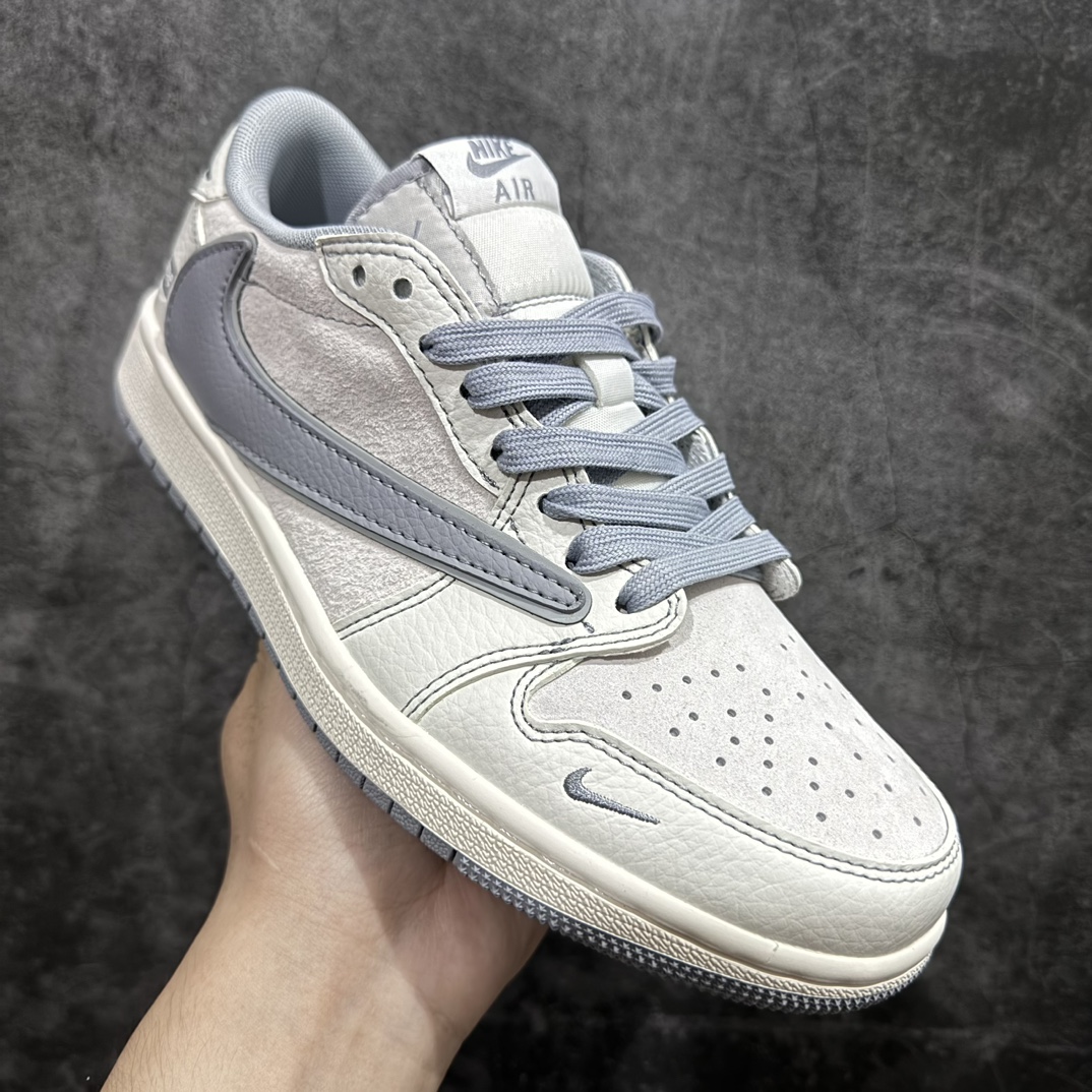 图片[3]-【定制版】Travis Scott x Fragment Design x Air Jordan 1 Low OG SP AJ1 乔1 Supreme联名-猪八高贵灰 低帮文化休闲板鞋 XZ2268-003多方联名合作融合了Travis Scott 独特的音乐风格，藤原浩个性的设计风格以及Jordan品牌的经典元素 使其成为一双具有独特身份和价值的鞋子 清新而立体的外观加上联名标识更突出了其独特身份 这种配色方案显示出活力和时尚感 在视觉上引人注目 鞋身的质感和细腻的细节处理使其显得高端而格调十足 这款“倒钩”联名是设计与创意完美结合 融合多方的个性风格是一款备受瞩目的潮流鞋款 尺码：36 36.5 37.5 38 38.5 39 40 40.5 41 42 42.5 43 44 44.5 45 编码：HXS320340-鞋库