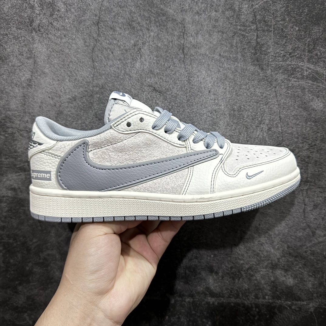 【定制版】Travis Scott x Fragment Design x Air Jordan 1 Low OG SP AJ1 乔1 Supreme联名-猪八高贵灰 低帮文化休闲板鞋 XZ2268-003多方联名合作融合了Travis Scott 独特的音乐风格，藤原浩个性的设计风格以及Jordan品牌的经典元素 使其成为一双具有独特身份和价值的鞋子 清新而立体的外观加上联名标识更突出了其独特身份 这种配色方案显示出活力和时尚感 在视觉上引人注目 鞋身的质感和细腻的细节处理使其显得高端而格调十足 这款“倒钩”联名是设计与创意完美结合 融合多方的个性风格是一款备受瞩目的潮流鞋款 尺码：36 36.5 37.5 38 38.5 39 40 40.5 41 42 42.5 43 44 44.5 45 编码：HXS320340-鞋库