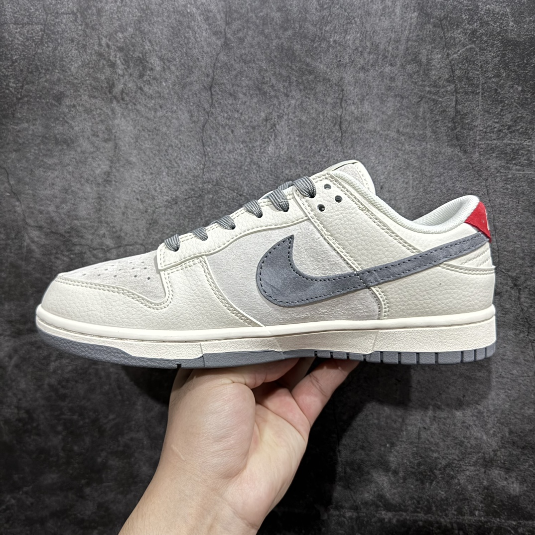 图片[2]-【定制版】Nike SB Dunk Low x Stussy 白灰红满天星n纯原大厂出品 极力推荐👏n原装头层材料 独家版型蒸餾加工n帶來的是更好的视觉和脚感体验n大厂纯原品质出货 清洁度 电绣工艺皮料切割干净无任何毛边 细节完美 官方货号：XY1688 015 尺码：36 36.5 37.5 38 38.5 39 40 40.5 41 42 42.5 43 44 44.5 45 编码：HXS320340-鞋库