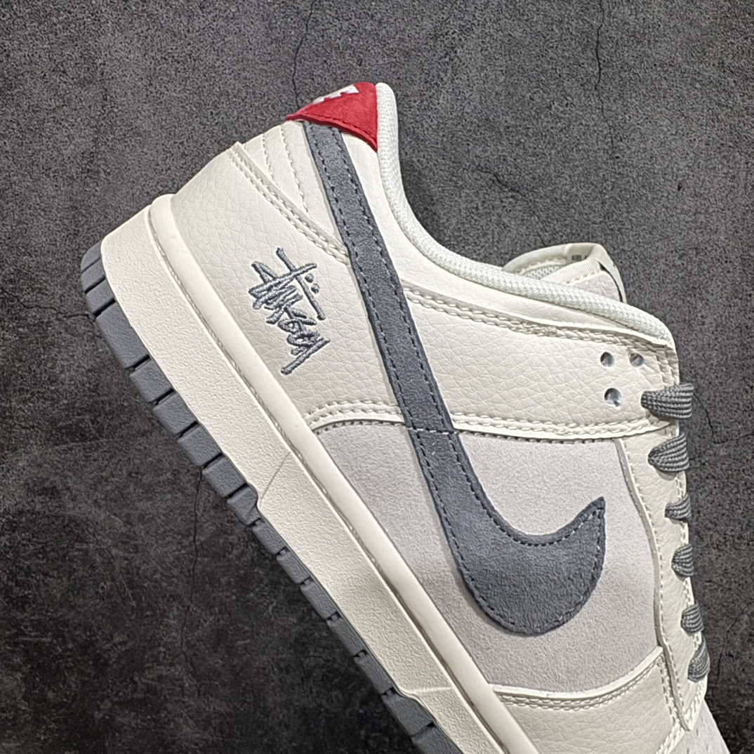 图片[7]-【定制版】Nike SB Dunk Low x Stussy 白灰红满天星n纯原大厂出品 极力推荐👏n原装头层材料 独家版型蒸餾加工n帶來的是更好的视觉和脚感体验n大厂纯原品质出货 清洁度 电绣工艺皮料切割干净无任何毛边 细节完美 官方货号：XY1688 015 尺码：36 36.5 37.5 38 38.5 39 40 40.5 41 42 42.5 43 44 44.5 45 编码：HXS320340-鞋库