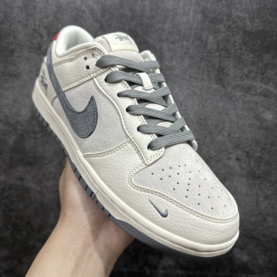 图片[3]-【定制版】Nike SB Dunk Low x Stussy 白灰红满天星n纯原大厂出品 极力推荐👏n原装头层材料 独家版型蒸餾加工n帶來的是更好的视觉和脚感体验n大厂纯原品质出货 清洁度 电绣工艺皮料切割干净无任何毛边 细节完美 官方货号：XY1688 015 尺码：36 36.5 37.5 38 38.5 39 40 40.5 41 42 42.5 43 44 44.5 45 编码：HXS320340-鞋库