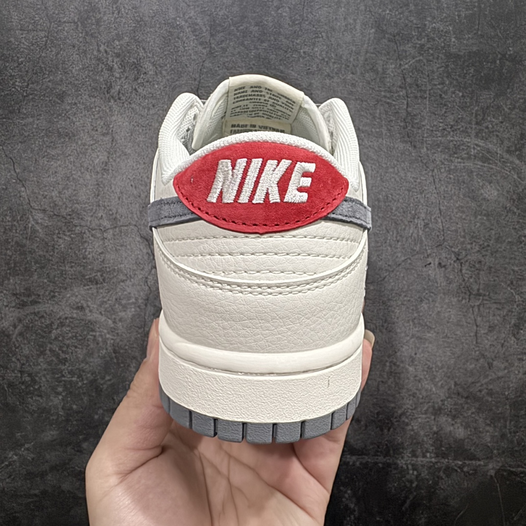 图片[4]-【定制版】Nike SB Dunk Low x Stussy 白灰红满天星n纯原大厂出品 极力推荐👏n原装头层材料 独家版型蒸餾加工n帶來的是更好的视觉和脚感体验n大厂纯原品质出货 清洁度 电绣工艺皮料切割干净无任何毛边 细节完美 官方货号：XY1688 015 尺码：36 36.5 37.5 38 38.5 39 40 40.5 41 42 42.5 43 44 44.5 45 编码：HXS320340-鞋库