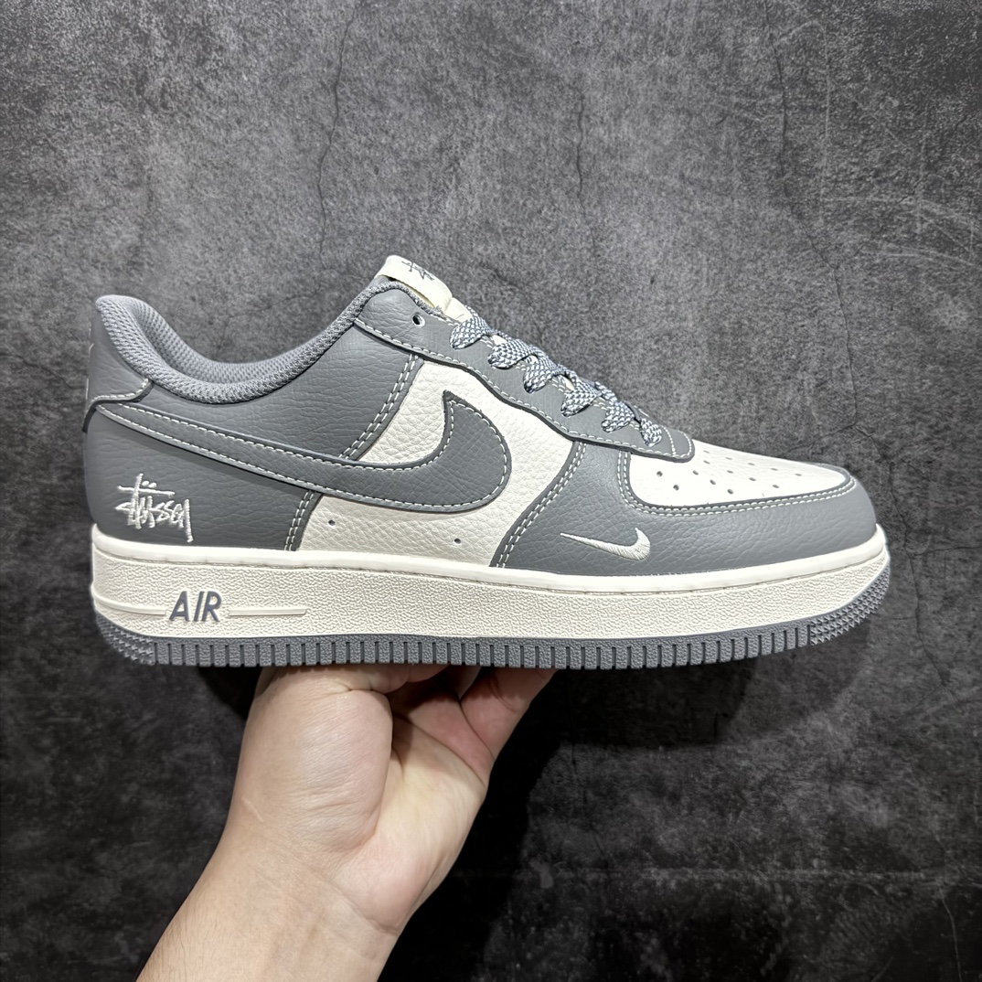 【定制版】海外限量发售！公司级NIke Air Force 1 \’07 Low “斯图西联名——精致灰”空军一号 低帮 运动鞋 休闲鞋 折边针车 工艺难度大 原楦头原纸板 原装鞋盒 定制五金配件 内置全掌气垫 原厂鞋底货号：BB5353-512 Size：36 36.5 37.5 38 38.5 39 40 40.5 41 42 42.5 43 44 44.5 45 编码：HXS310320-鞋库