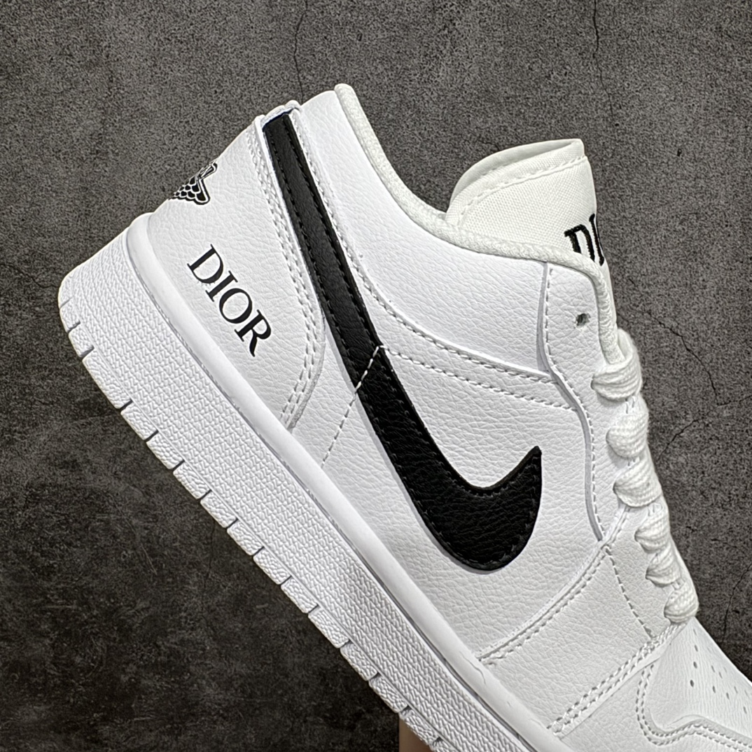 图片[7]-【定制版】Dior x Air Jordan 1 Low 迪奥 x AJ1 低帮 联名白黑色 AJ1 乔丹1代 aj1 乔1 低邦 联名白黑色 乔丹篮球鞋系列 鞋身以白色皮革作为主色调，搭配白色皮革框架覆盖层，使鞋款十分百搭，鞋舌绣标上以黑色Dior字样呈现，鞋身两侧Swoosh Logo采用黑色点缀，鞋舌是网眼布材料，增强了透气性，整体十分百搭。后跟Wings Logo以黑色压印妆点，鞋头处侧边Nike Swoosh Logo采用黑色点缀，后跟印有黑色Dior字样，彰显联名身份。最后以白色中底搭配同色橡胶外底完善整体设计收尾。 货号：LJ6688-010 尺码：36 36.5 37.5 38 38.5 39 40 40.5 41 42 42.5 43 44 44.5 45 编码：HXS260280-鞋库