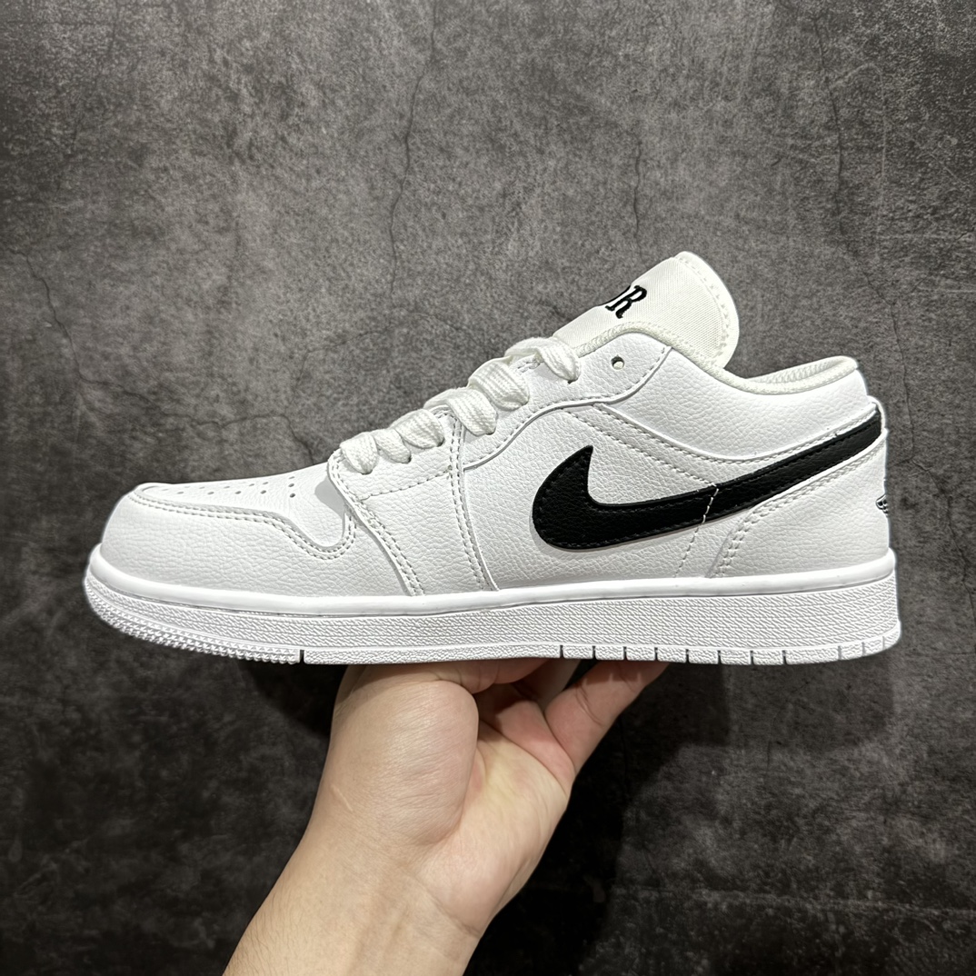 图片[2]-【定制版】Dior x Air Jordan 1 Low 迪奥 x AJ1 低帮 联名白黑色 AJ1 乔丹1代 aj1 乔1 低邦 联名白黑色 乔丹篮球鞋系列 鞋身以白色皮革作为主色调，搭配白色皮革框架覆盖层，使鞋款十分百搭，鞋舌绣标上以黑色Dior字样呈现，鞋身两侧Swoosh Logo采用黑色点缀，鞋舌是网眼布材料，增强了透气性，整体十分百搭。后跟Wings Logo以黑色压印妆点，鞋头处侧边Nike Swoosh Logo采用黑色点缀，后跟印有黑色Dior字样，彰显联名身份。最后以白色中底搭配同色橡胶外底完善整体设计收尾。 货号：LJ6688-010 尺码：36 36.5 37.5 38 38.5 39 40 40.5 41 42 42.5 43 44 44.5 45 编码：HXS260280-鞋库