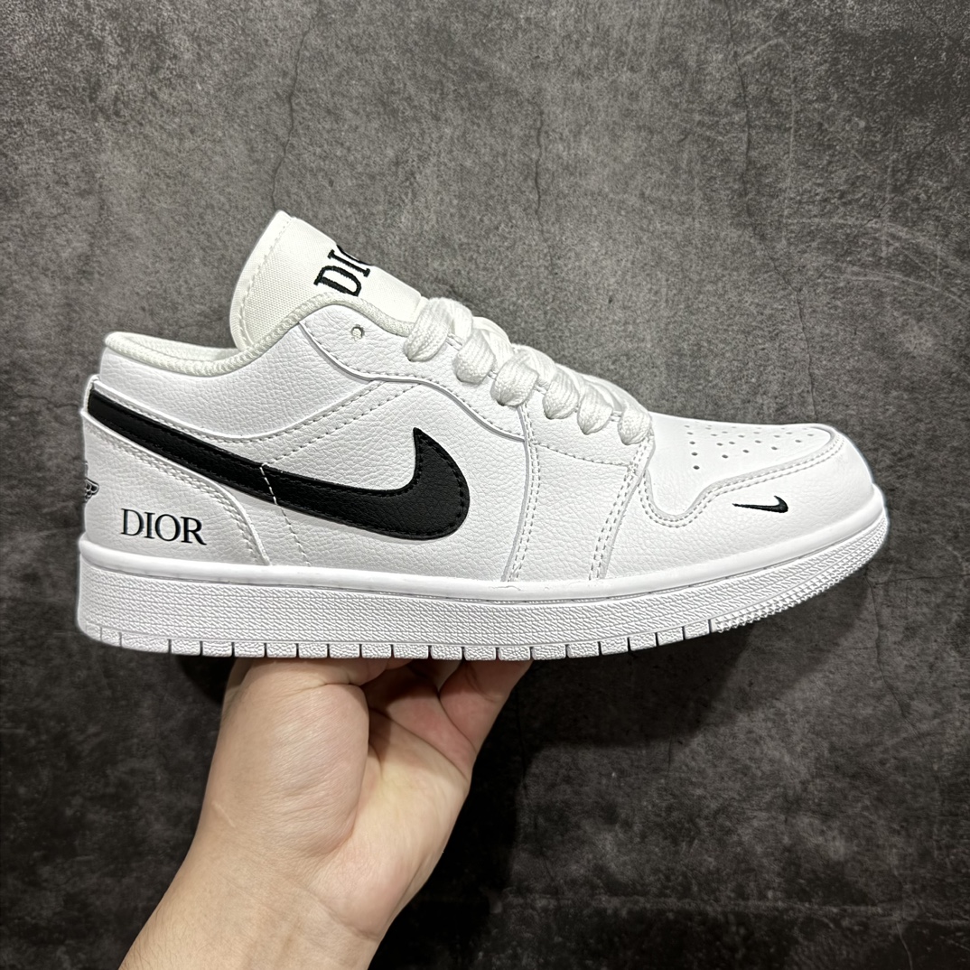 【定制版】Dior x Air Jordan 1 Low 迪奥 x AJ1 低帮 联名白黑色 AJ1 乔丹1代 aj1 乔1 低邦 联名白黑色 乔丹篮球鞋系列 鞋身以白色皮革作为主色调，搭配白色皮革框架覆盖层，使鞋款十分百搭，鞋舌绣标上以黑色Dior字样呈现，鞋身两侧Swoosh Logo采用黑色点缀，鞋舌是网眼布材料，增强了透气性，整体十分百搭。后跟Wings Logo以黑色压印妆点，鞋头处侧边Nike Swoosh Logo采用黑色点缀，后跟印有黑色Dior字样，彰显联名身份。最后以白色中底搭配同色橡胶外底完善整体设计收尾。 货号：LJ6688-010 尺码：36 36.5 37.5 38 38.5 39 40 40.5 41 42 42.5 43 44 44.5 45 编码：HXS260280-鞋库