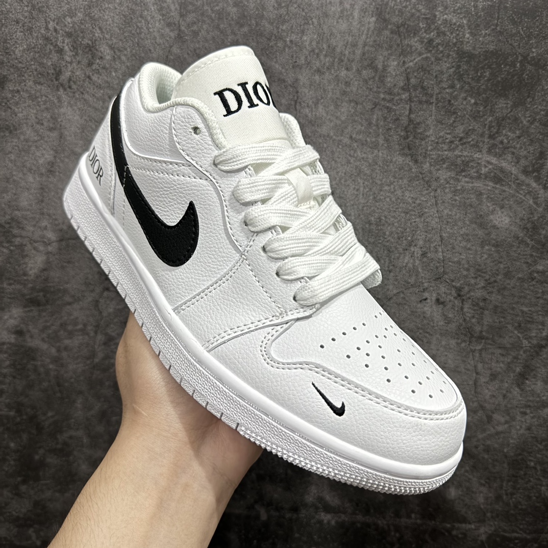 图片[3]-【定制版】Dior x Air Jordan 1 Low 迪奥 x AJ1 低帮 联名白黑色 AJ1 乔丹1代 aj1 乔1 低邦 联名白黑色 乔丹篮球鞋系列 鞋身以白色皮革作为主色调，搭配白色皮革框架覆盖层，使鞋款十分百搭，鞋舌绣标上以黑色Dior字样呈现，鞋身两侧Swoosh Logo采用黑色点缀，鞋舌是网眼布材料，增强了透气性，整体十分百搭。后跟Wings Logo以黑色压印妆点，鞋头处侧边Nike Swoosh Logo采用黑色点缀，后跟印有黑色Dior字样，彰显联名身份。最后以白色中底搭配同色橡胶外底完善整体设计收尾。 货号：LJ6688-010 尺码：36 36.5 37.5 38 38.5 39 40 40.5 41 42 42.5 43 44 44.5 45 编码：HXS260280-鞋库